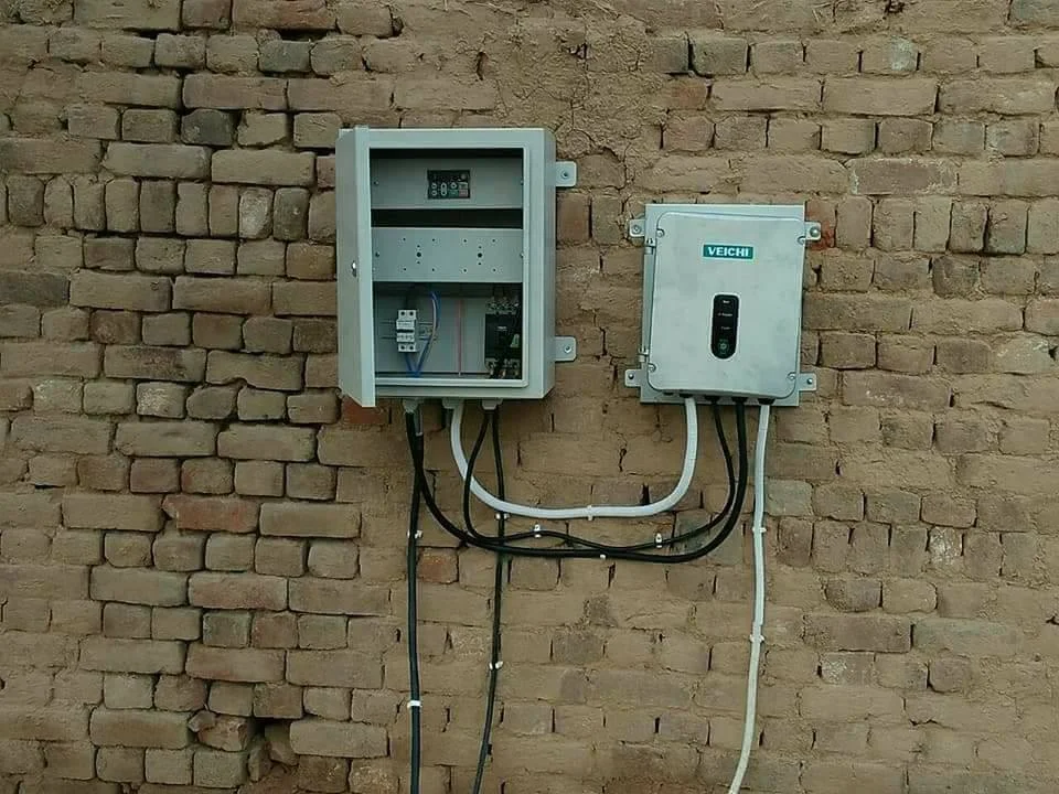 SUNFUTURE 1-18m3/h Flow Rate 140-200 Meter Depth 2.2KW Solar Borehole Water Pump System for Agriculture