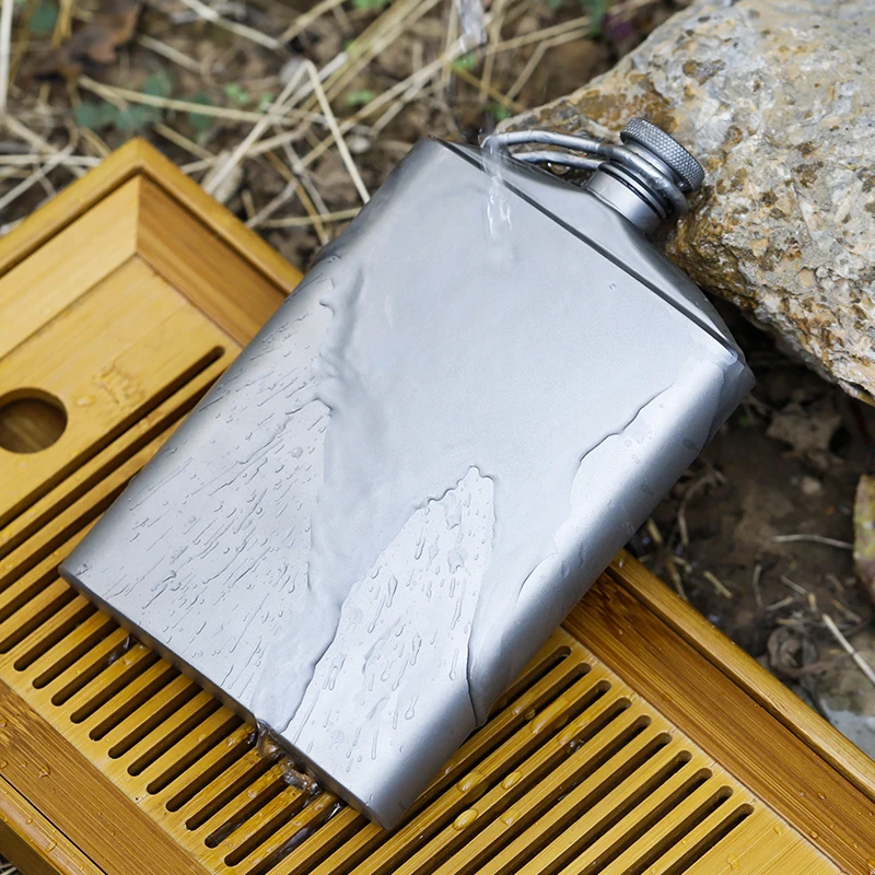 Titanium Hip Flask Canteen Design 260ml 8.8 oz Capacity for outdoor camping accessories