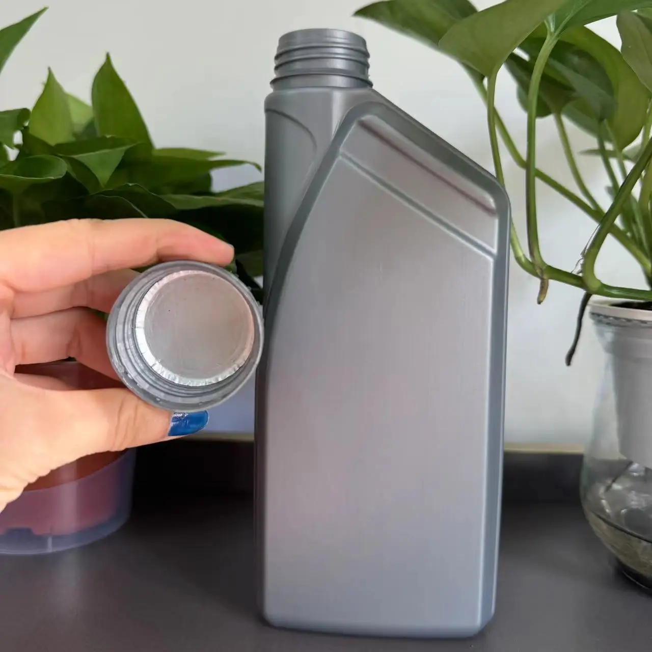 1 Litre HDPE Empty Motor Oil Bottle Engine oil bottles Jarry Can With pilfer proof Screw Cap For Motor Use