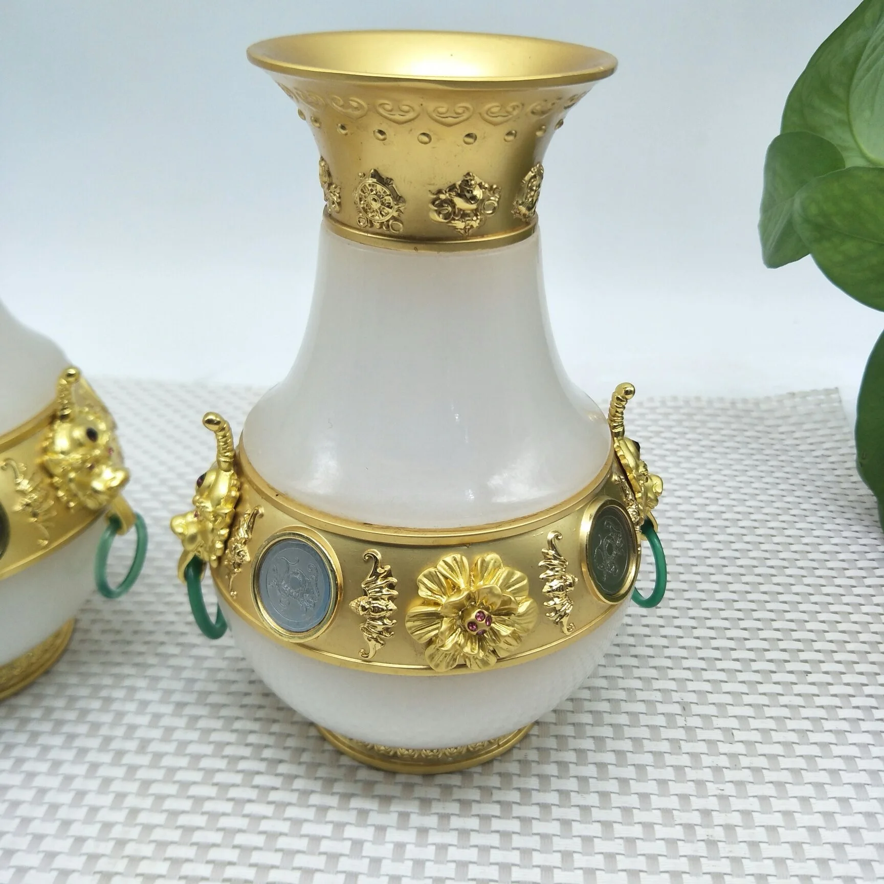 Customizable Hand engraving Creative adornment  Jade  bottle Gold And White Jade Vase for decoration home living room