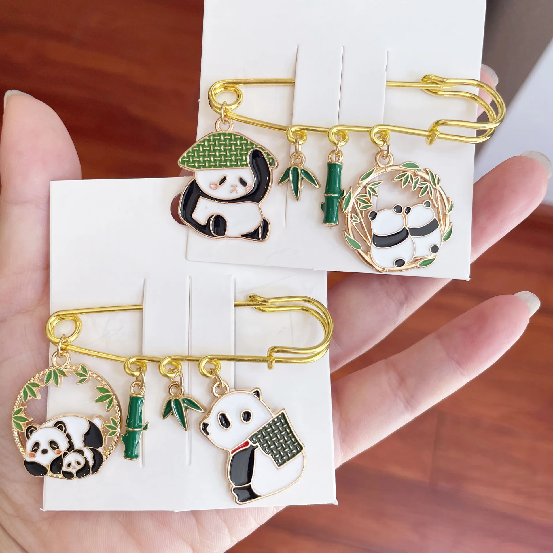 Брошь в виде панды