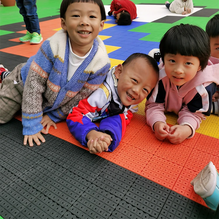 Пластиковое напольное покрытие для баскетбольной площадки водонепроницаемые напольные игровые из термопластичного эластомера безопасная уличная сцепляющаяся напольная плитка