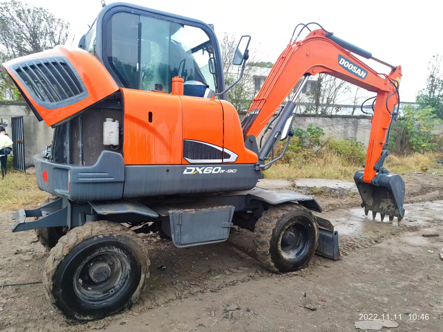 Used Doosan DX60W Wheel Excavator For Sale low price and good quality in good condition