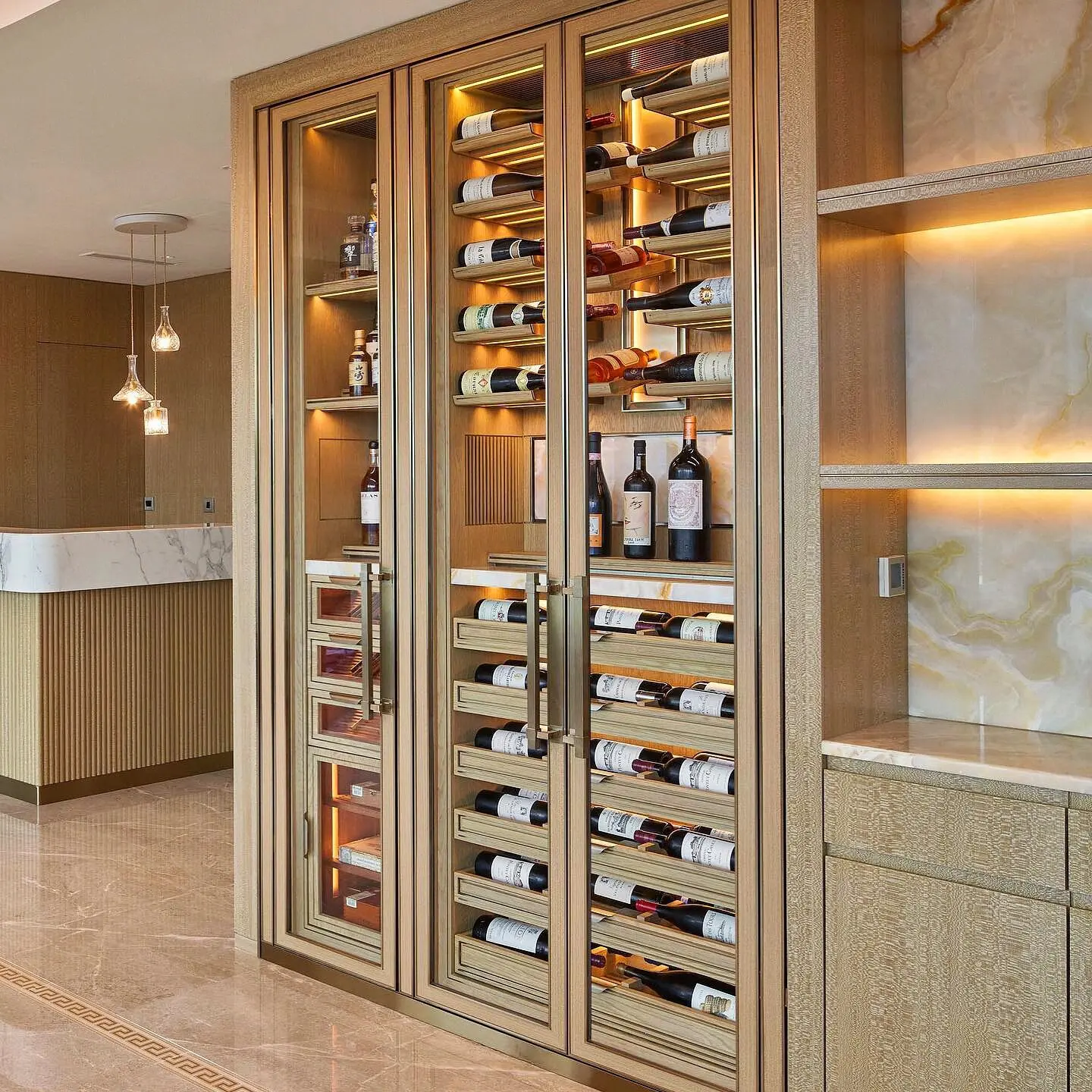Luxury Wine Cellar Cooler Built-In Gold Wine Refrigerators Cooler for Hotel /Bar with Constant Temperature and Humidity System