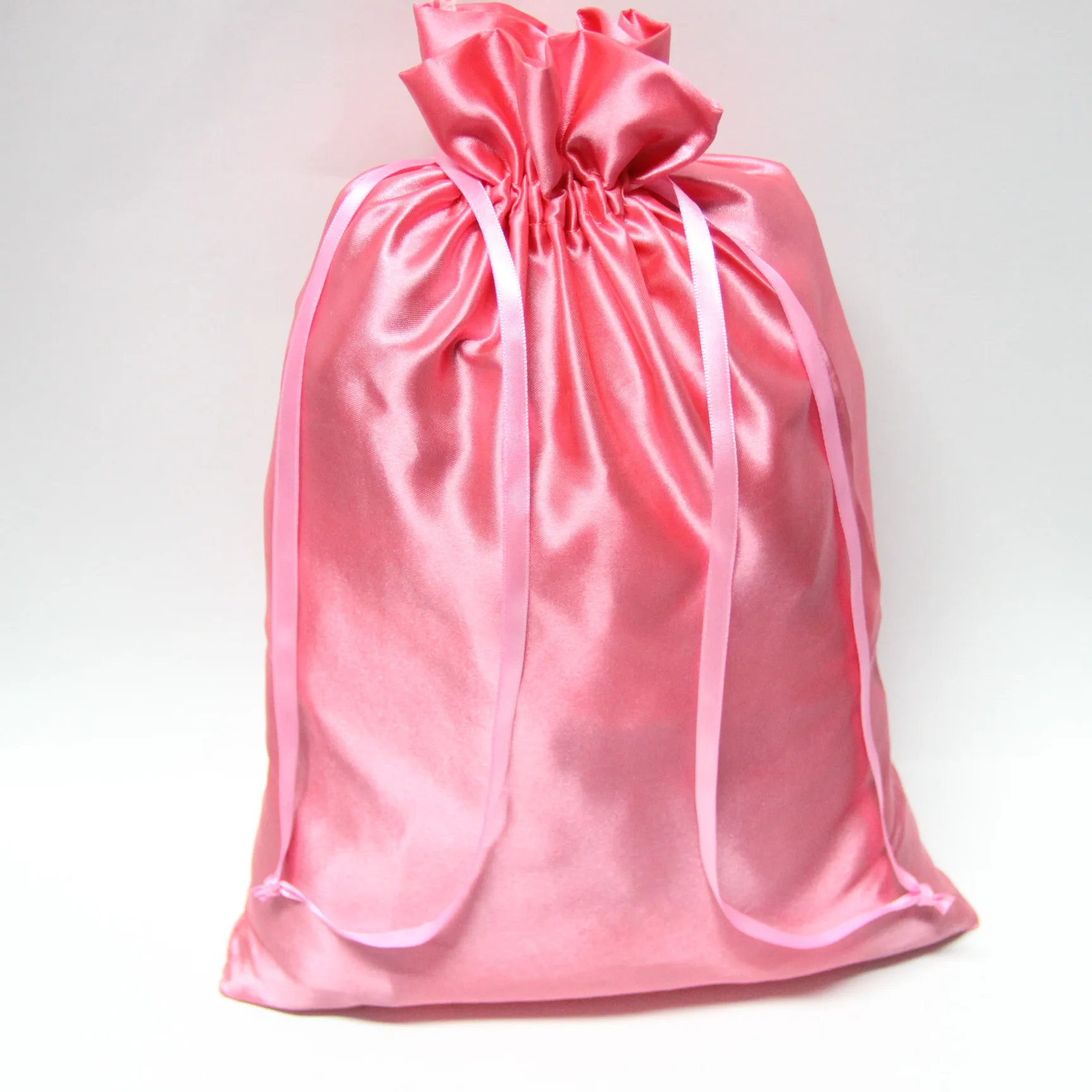 The manufacturer professionally customizes all kinds of satin wig packaging bags, satin cloth bags, wholesale satin silk bunched