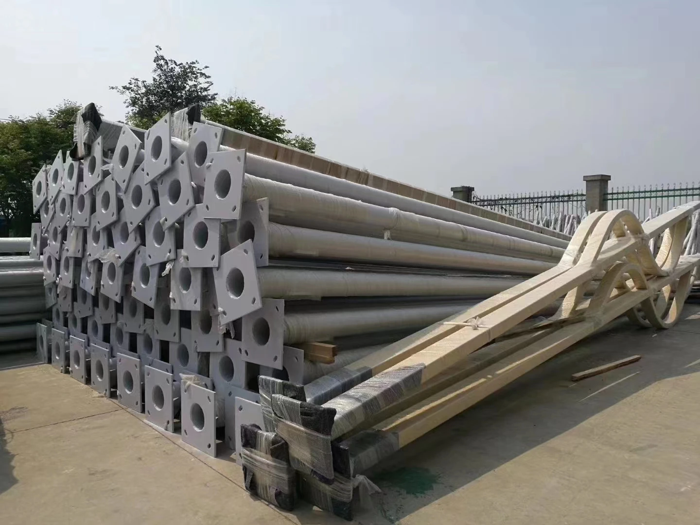 Chinese Factory Direct Sale 6m 8m 10m Galvanized street light pole double single arm for solar street light steel lamp pole