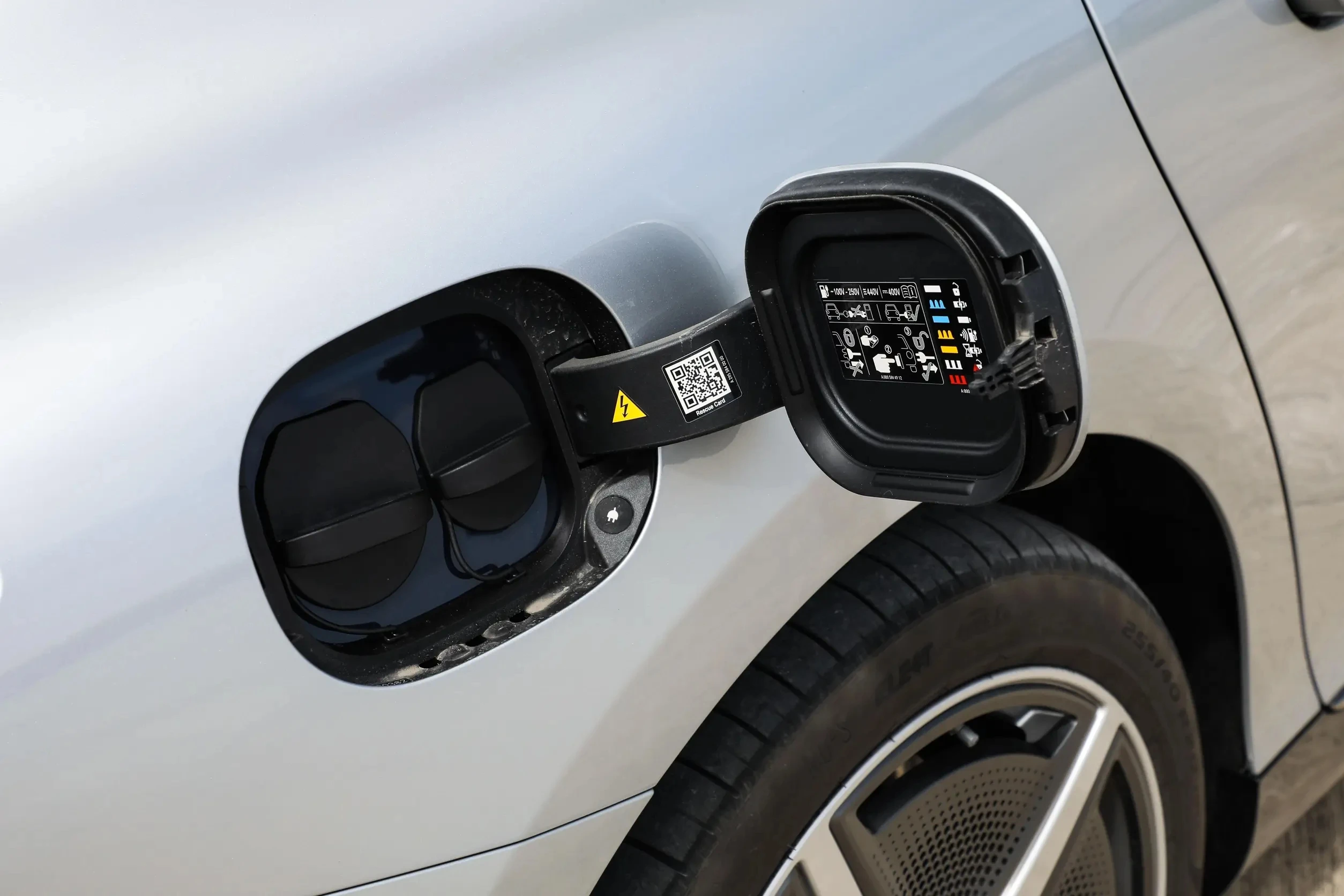 Selling the low-cost 2024 EQE, the most popular electric car made in China