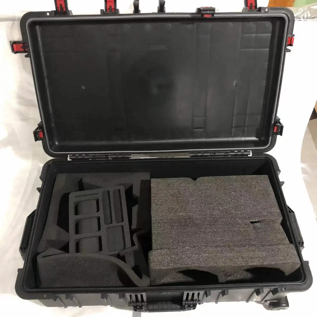 DPC138-3 905*525*305mm Largest wheels plastic case in good price