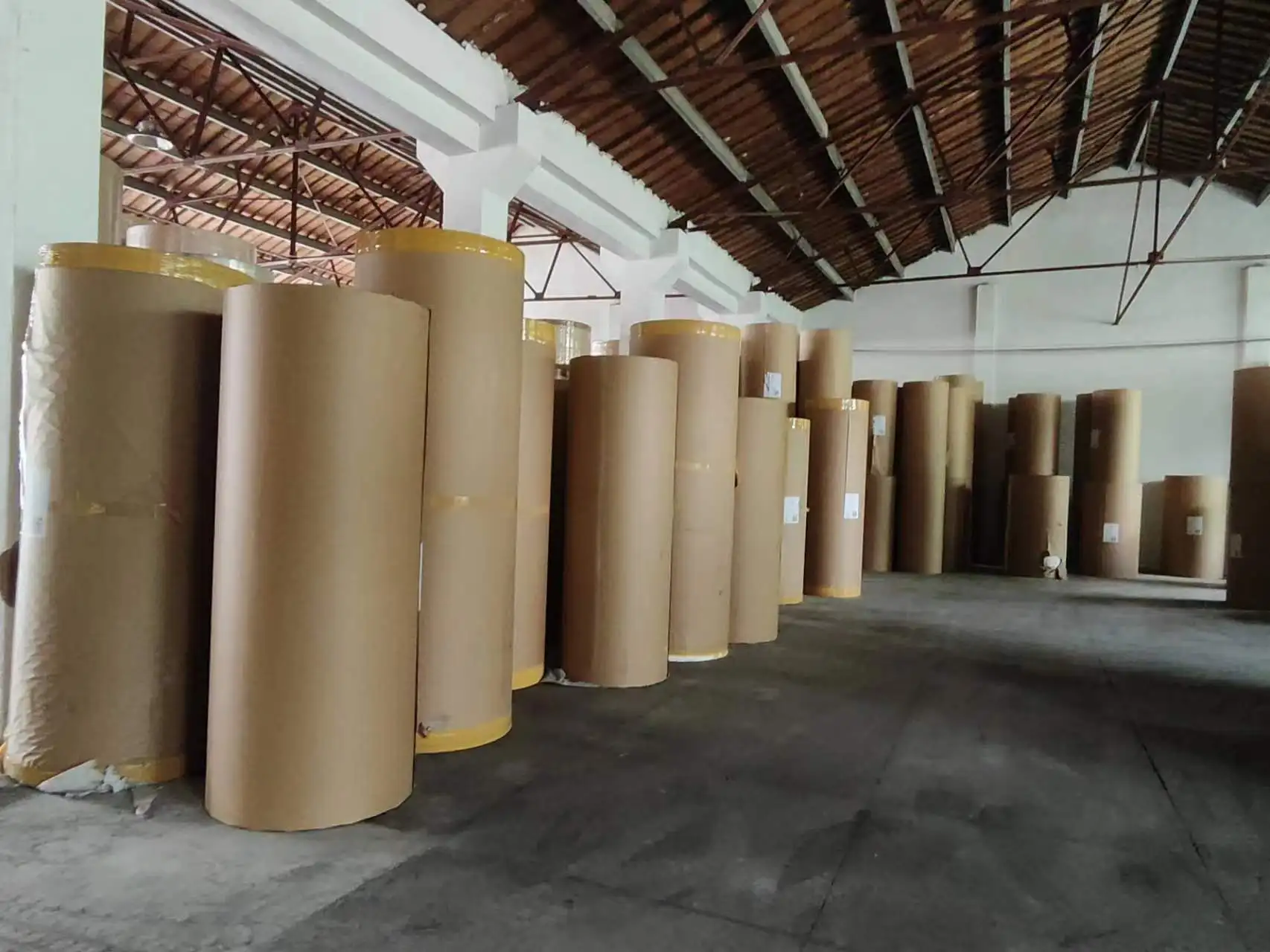 Прямая Продажа с фабрики высокое качество 29 31 33 35 40gsm Jumbo рулоны сублимационной бумаги для одежды теплопередачи оптом