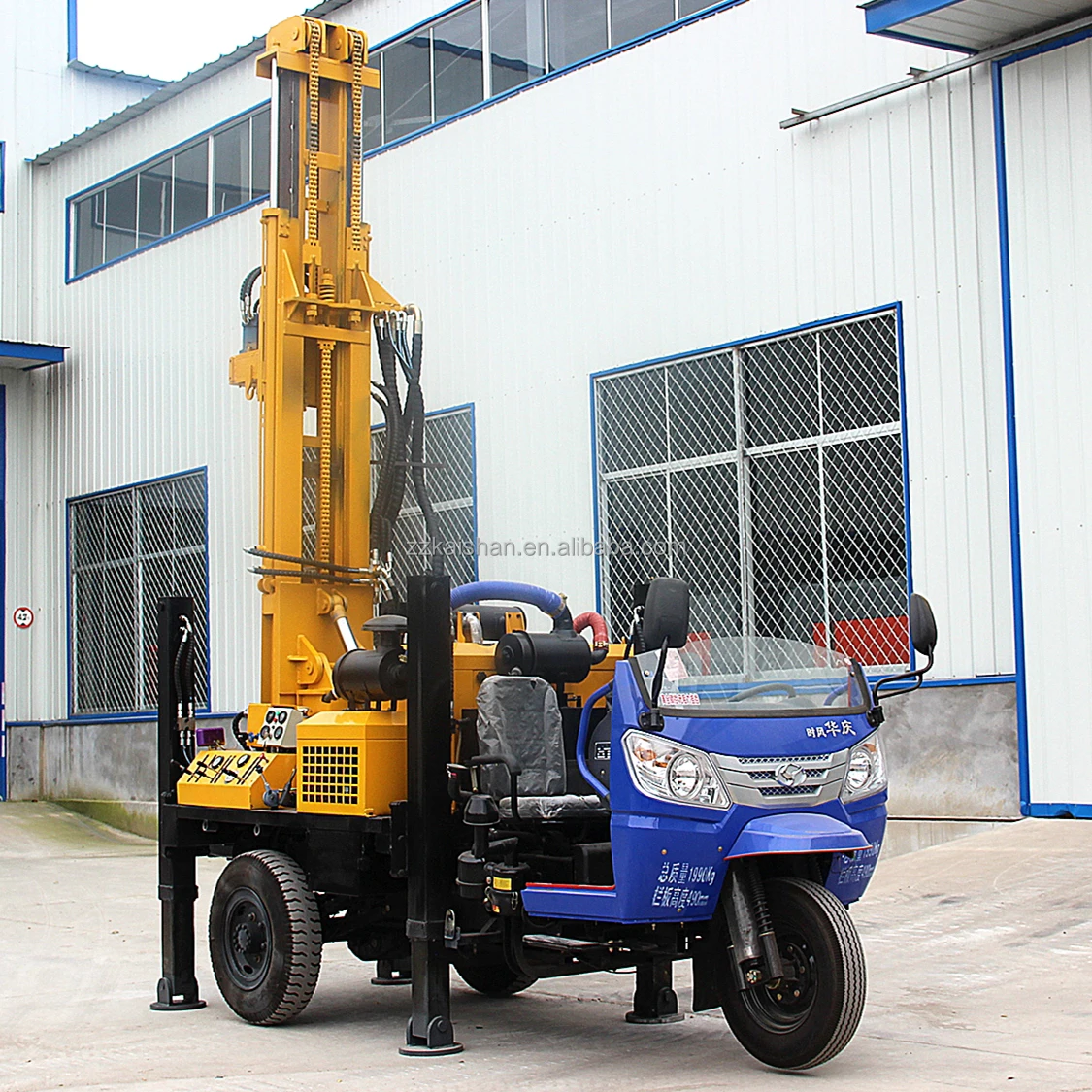 Car moved vehicle-mounted water well drilling rig