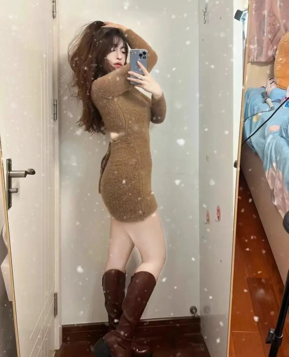 Coffee colored fur tight elastic round neck long sleeved skirt with hip wrap, sexy spicy girl autumn and winter dress
