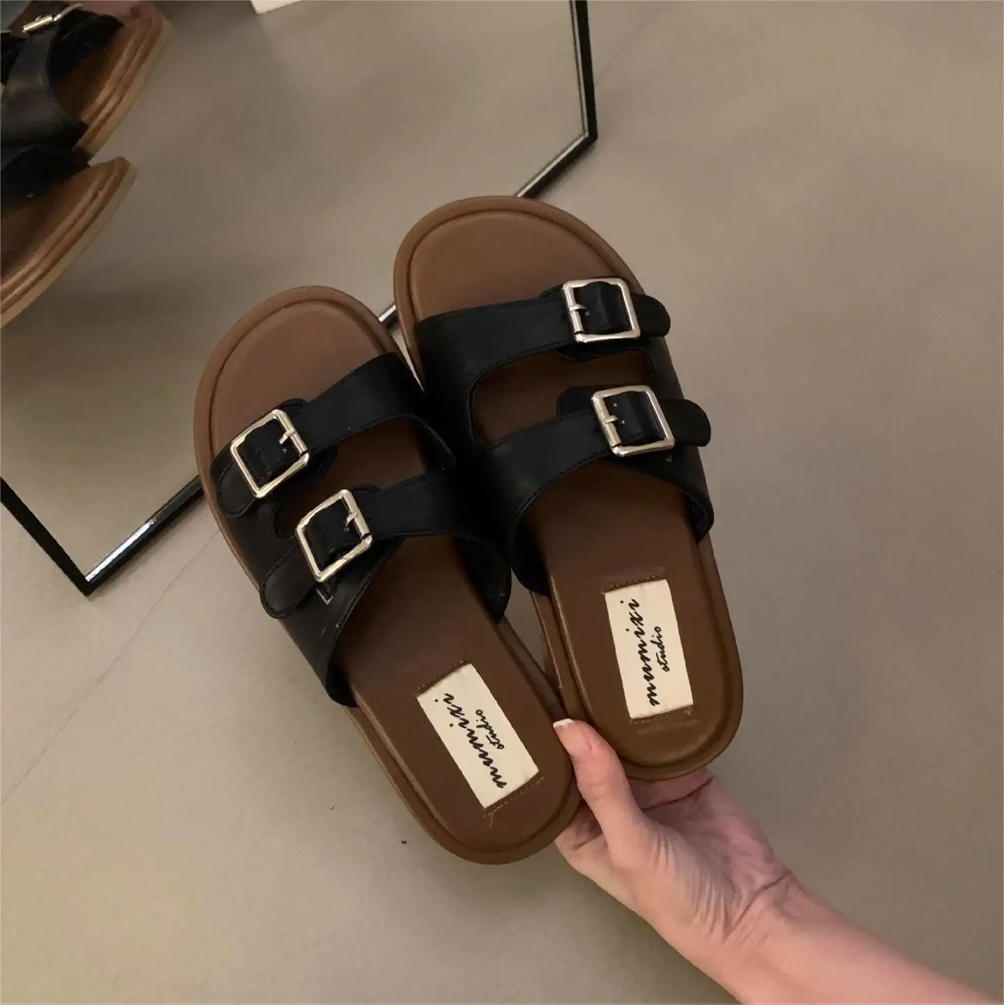 Hot selling ladies Two Leather Buckle silver comfortable flat Sandals Soft Buckle Straps Retro Slippers for beach