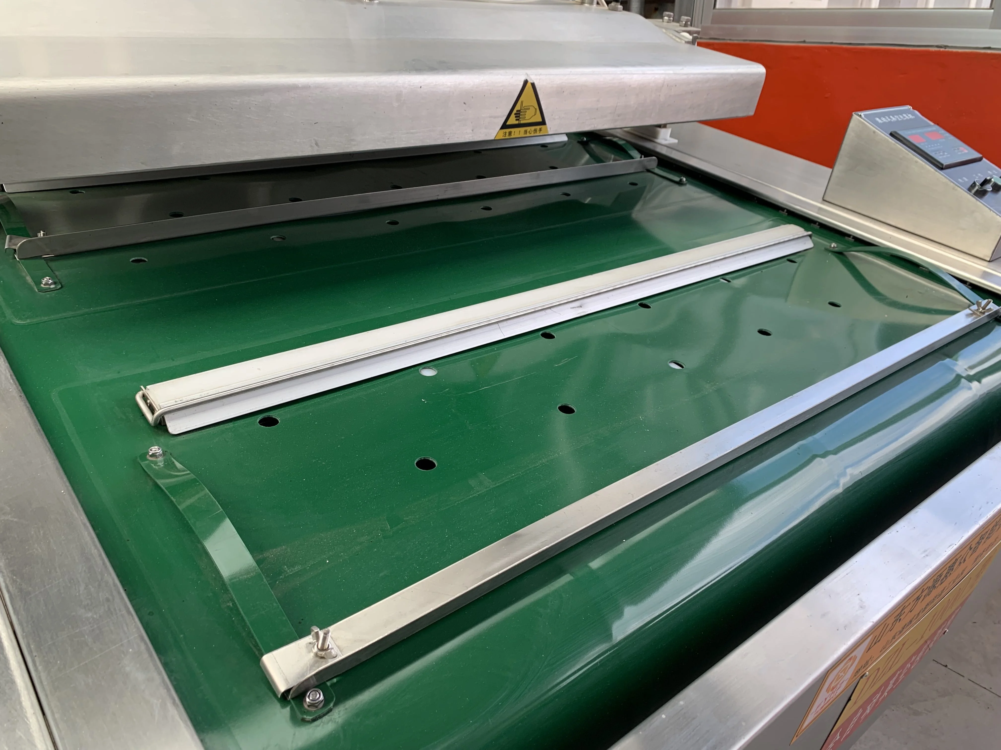 Automatic continuous vacuum sealing machine meat fish chicken conveyor belt vacuum packing machine for food