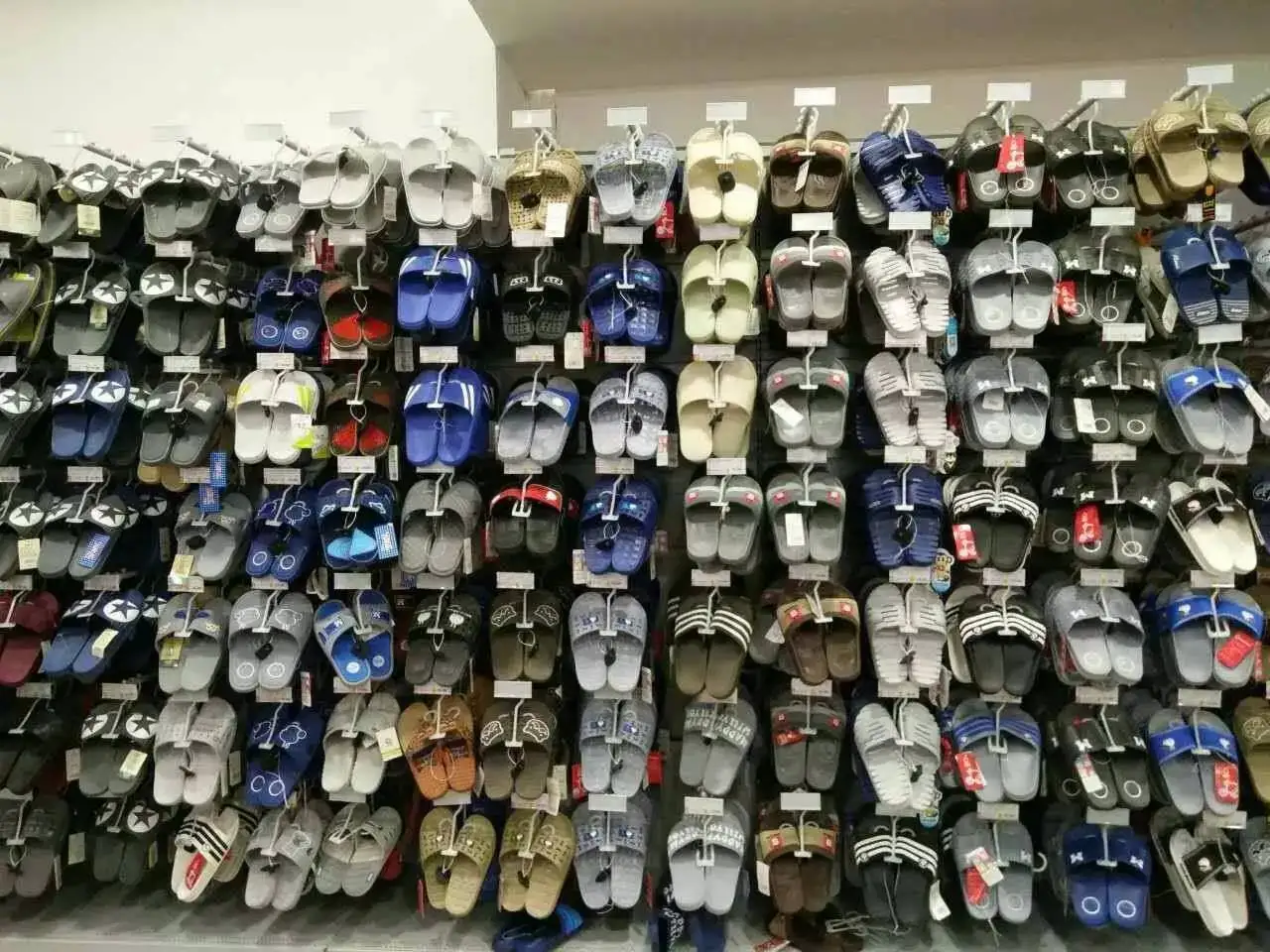 Wholesale customized White black plastic shoe lace hooks  Flip flops