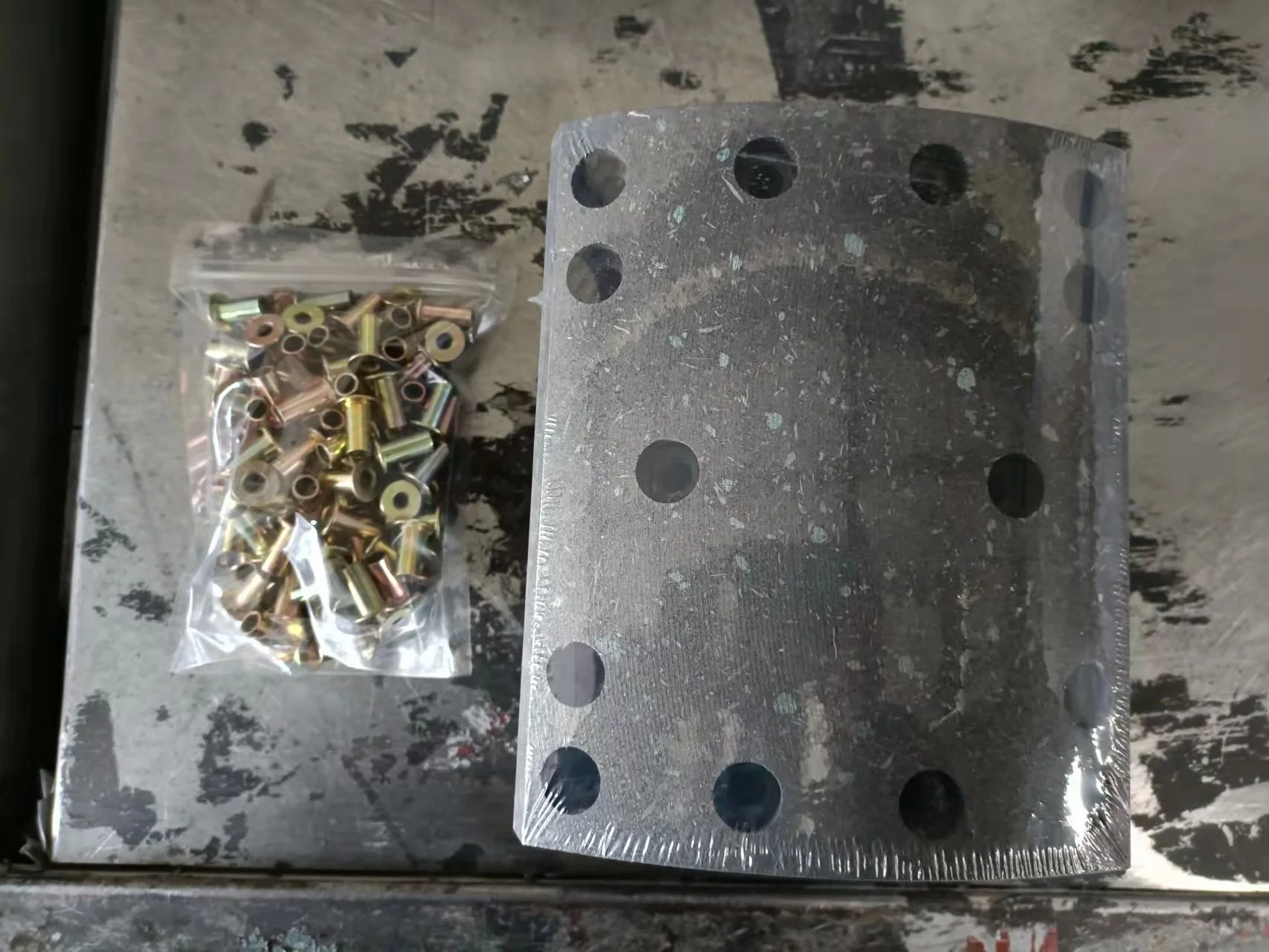 China factory OEM truck brake lining / brake pad 19247 for HOWO with 14 holes WG9231342068 brake liner