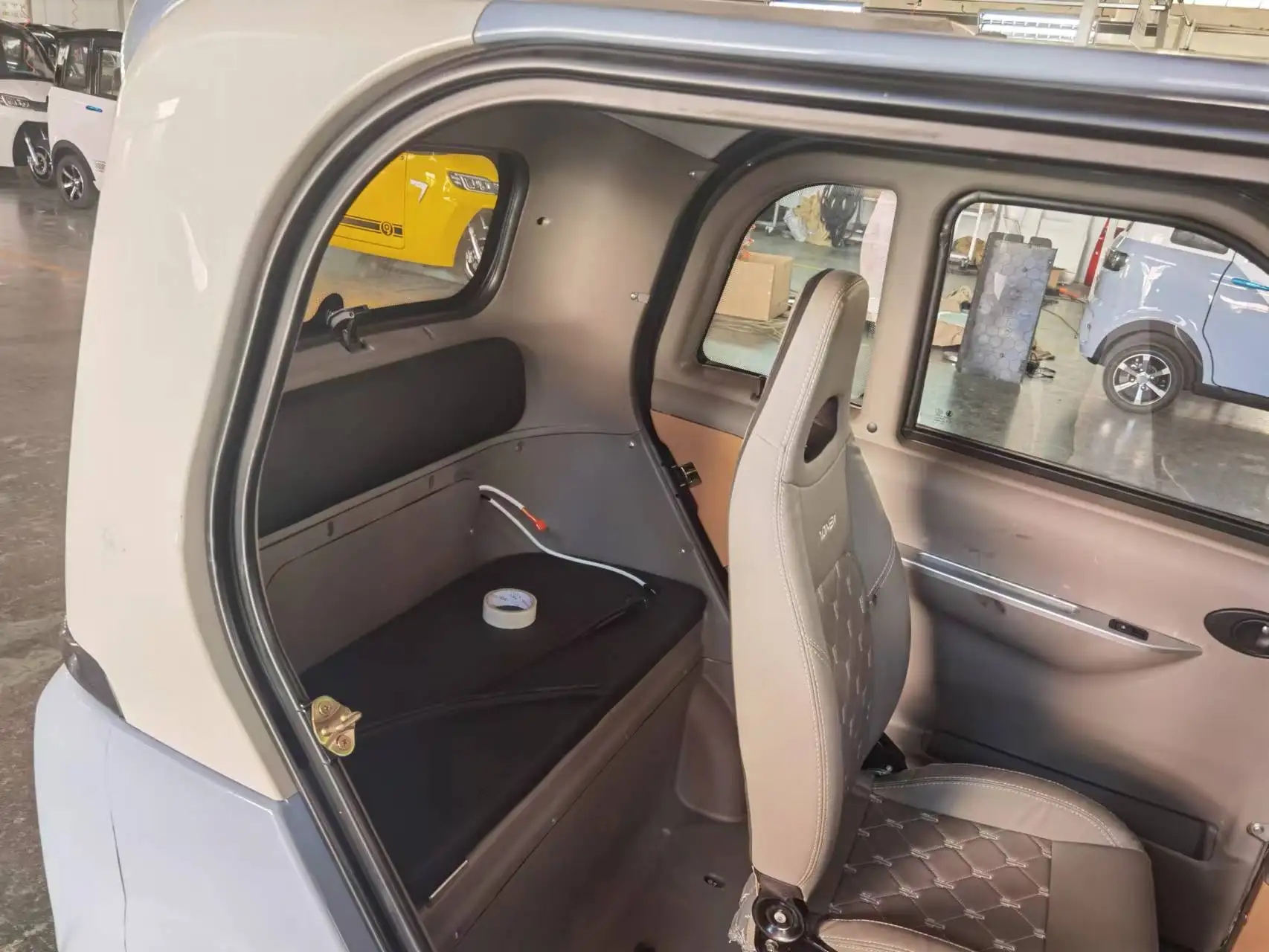 2024 New Design EEC Certified Electric EV Mini Car Micro 2-Seater Cabin Vehicle with 2KW Motor 3 Passengers Capacity