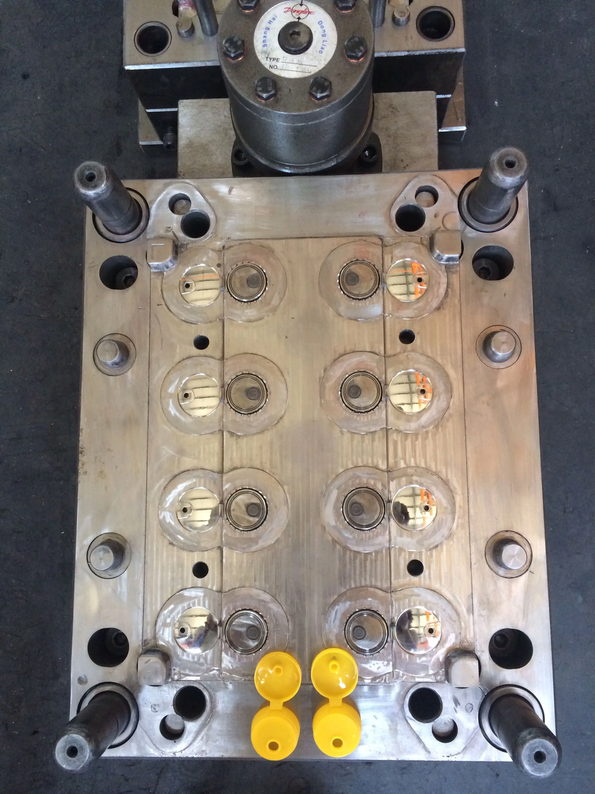 Glass bottle flip-top cap mold with unscrewing motor for screw tightly