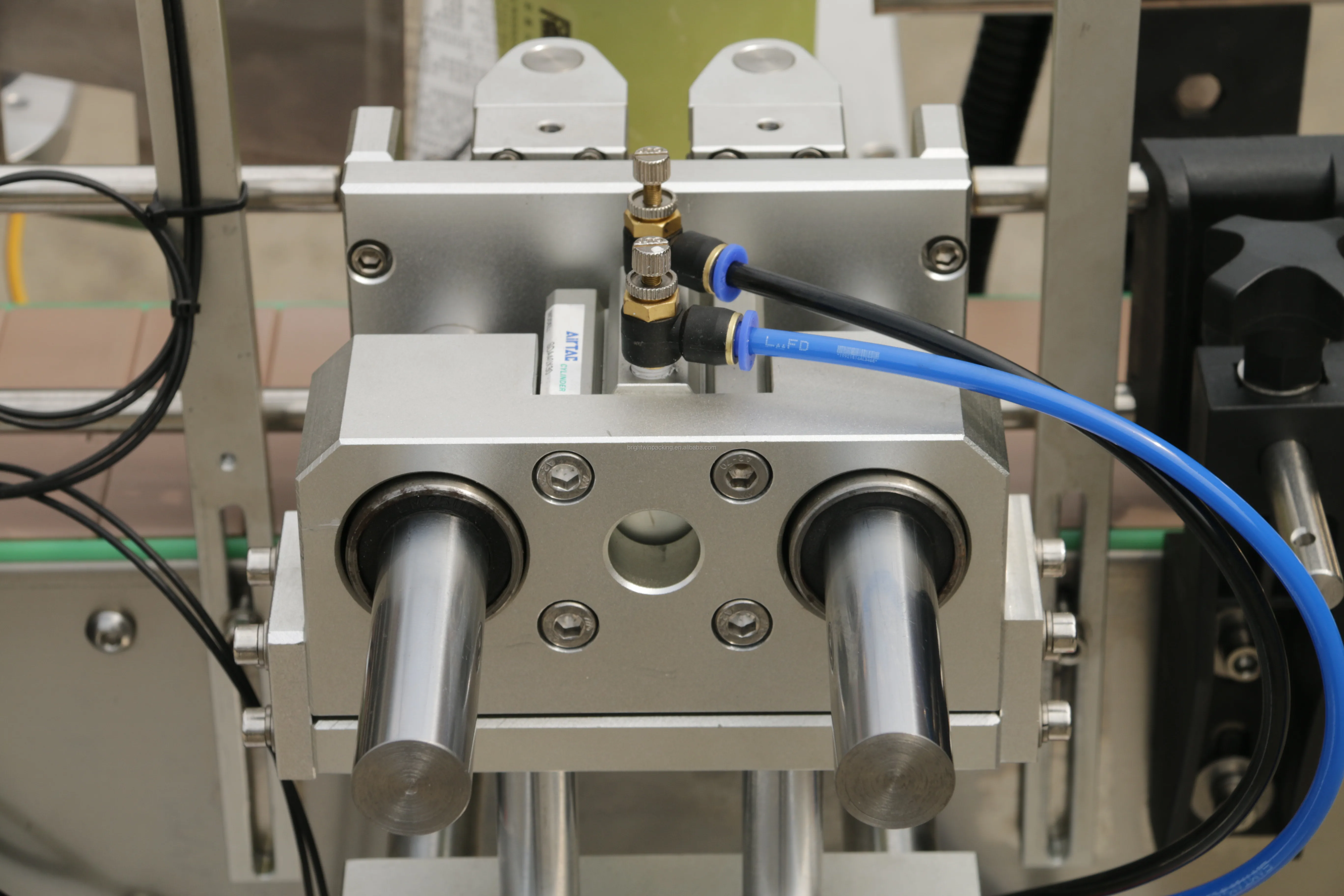 Автоматическая машина для маркировки круглых бутылок с видео в Шанхае