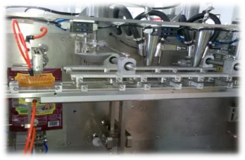 automatic horizontal stand up pouch doypack beverage liquid pouch filling sealing packing machine spout pouch filling machine