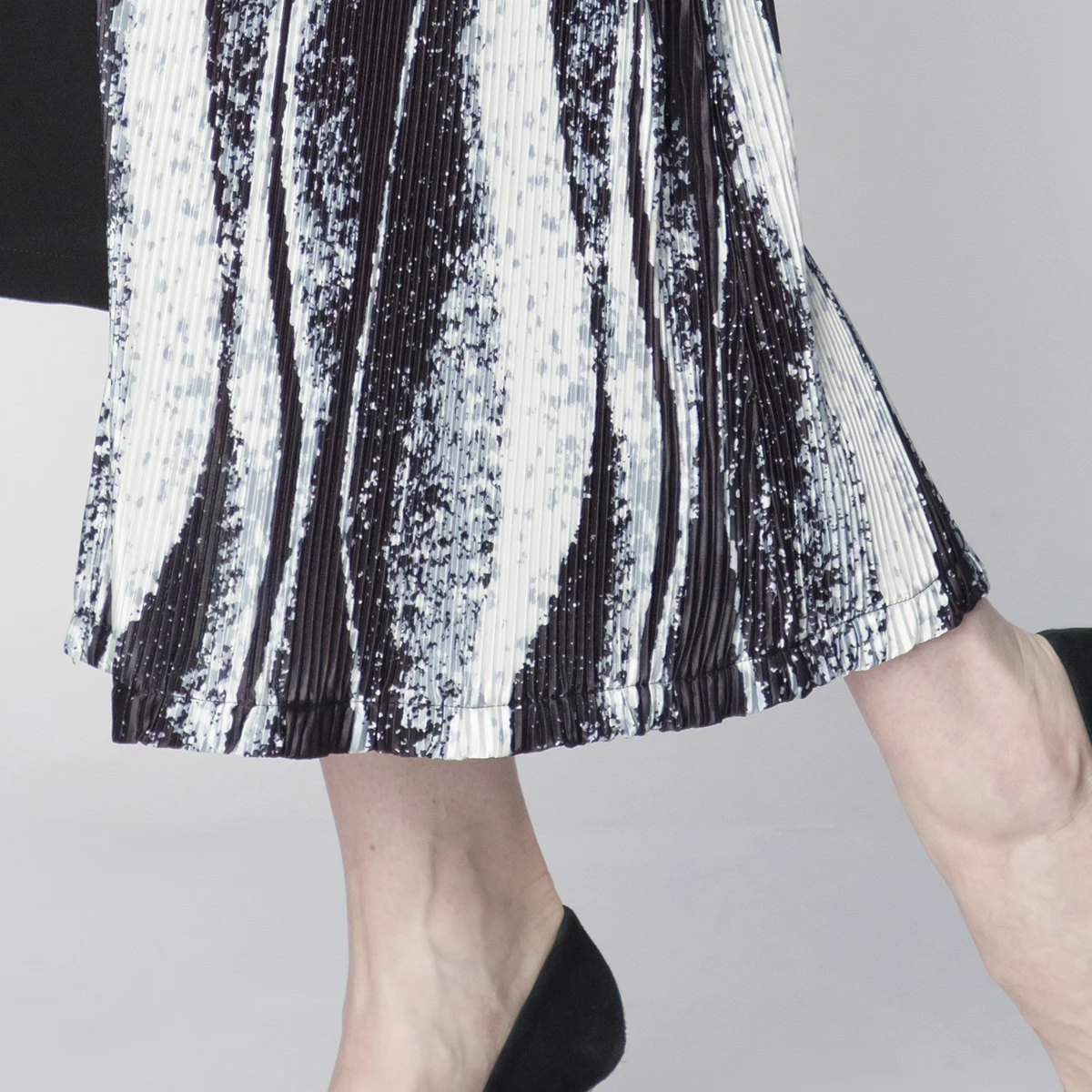 LADIES CASUAL SOLID AND CRINKLED PLEAT PRINTED ASYMMETRY ZIPPER SKIRT