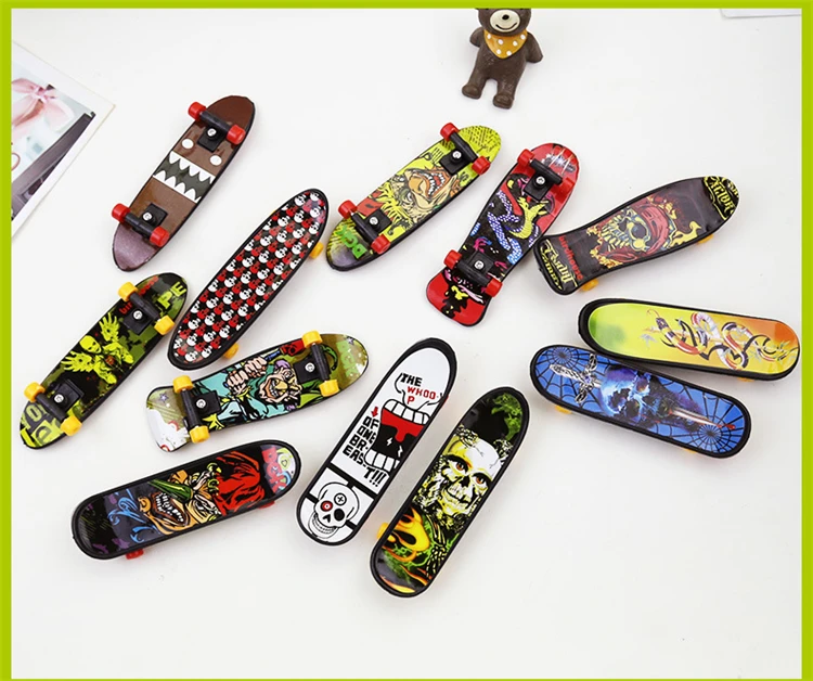 
Classical toys finger skateboard desktop toy scooter fingertip sports scooter desktop toys children gifts 