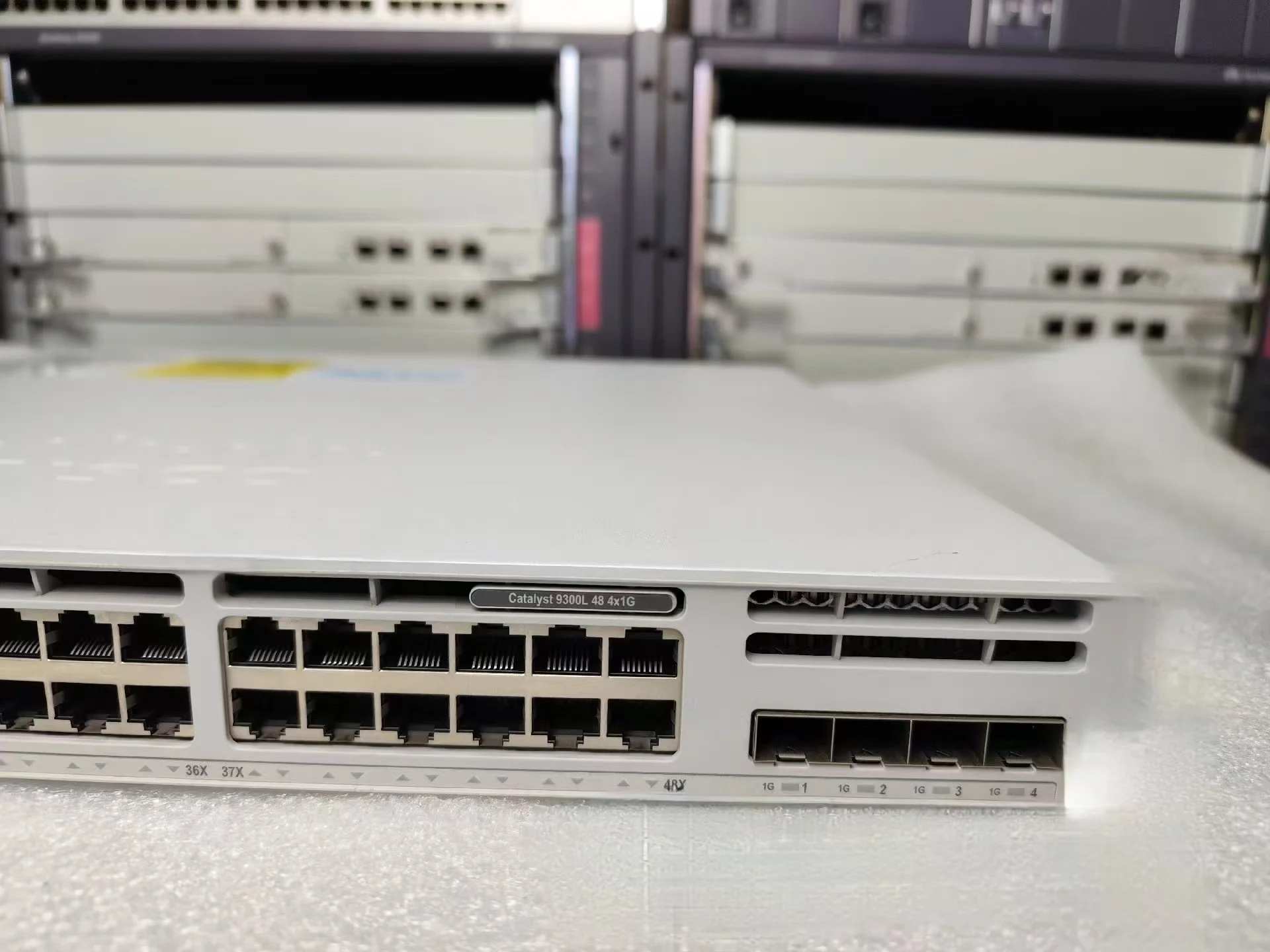 ciscos switch   C9200L-48T-4G-E Switch 9200 48-port Data 4x1G uplink Switch Network Essentials