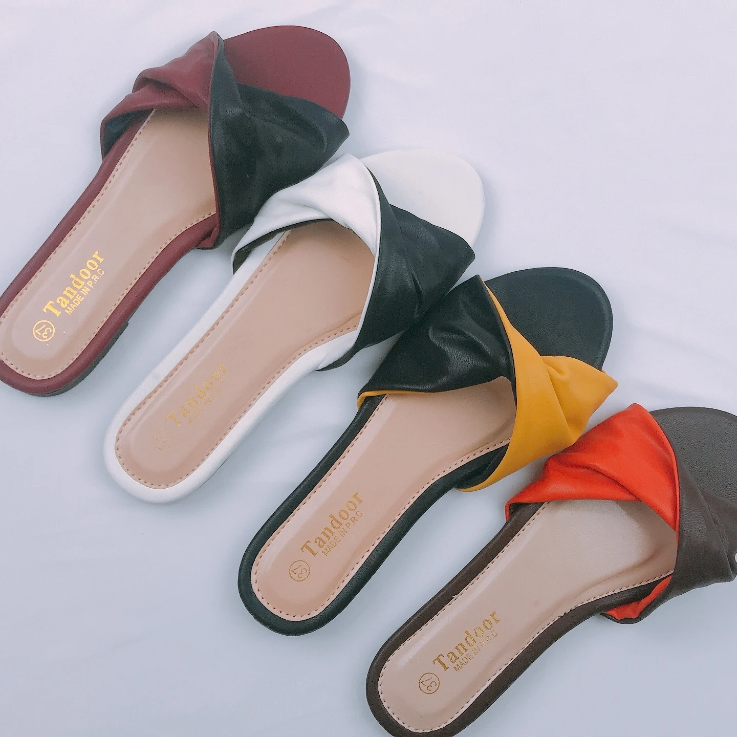 Factory direct sales of a large number of spot female sandals slippers flat shoes sandals