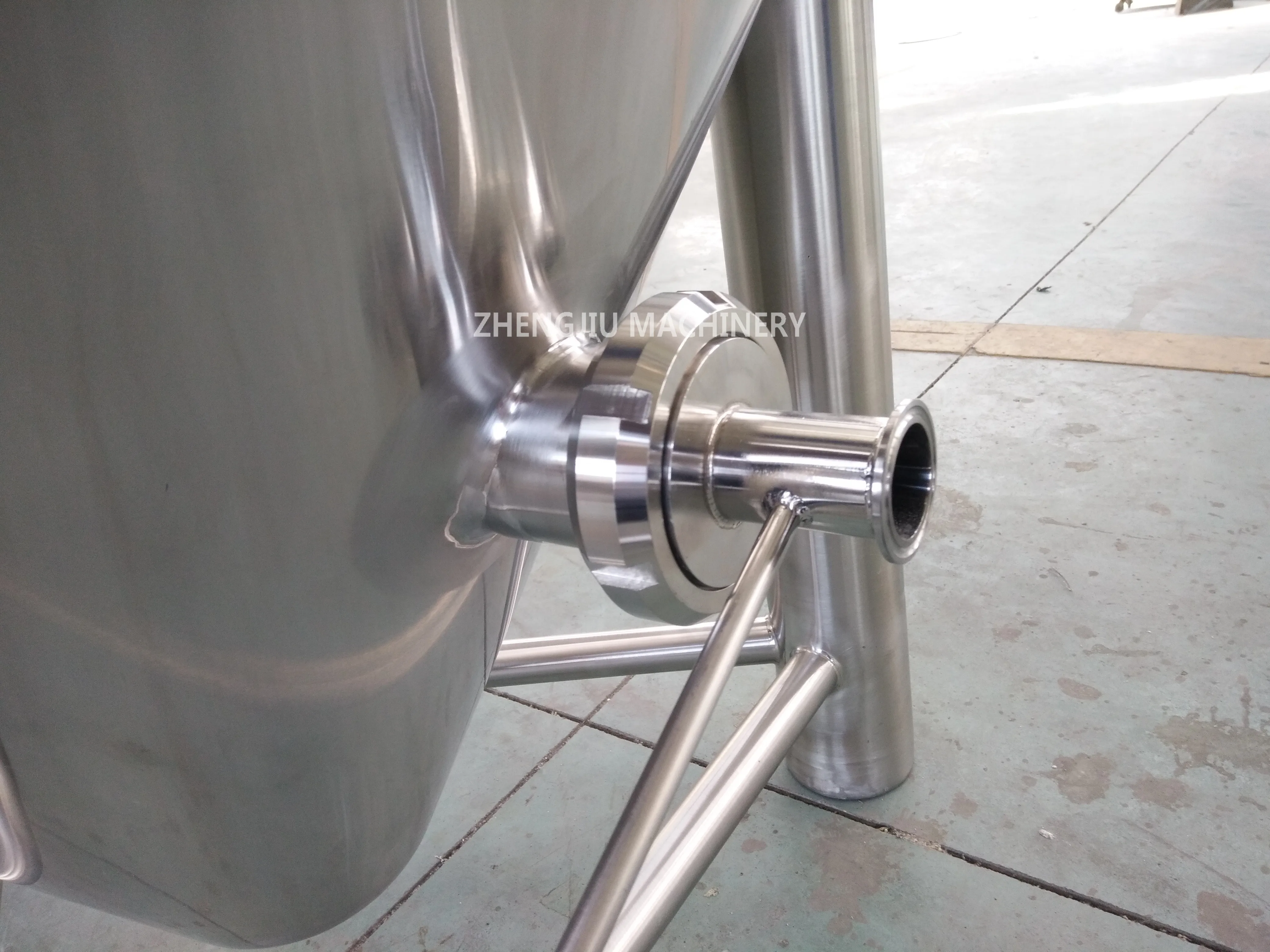 Beer brewing fermenting equipment