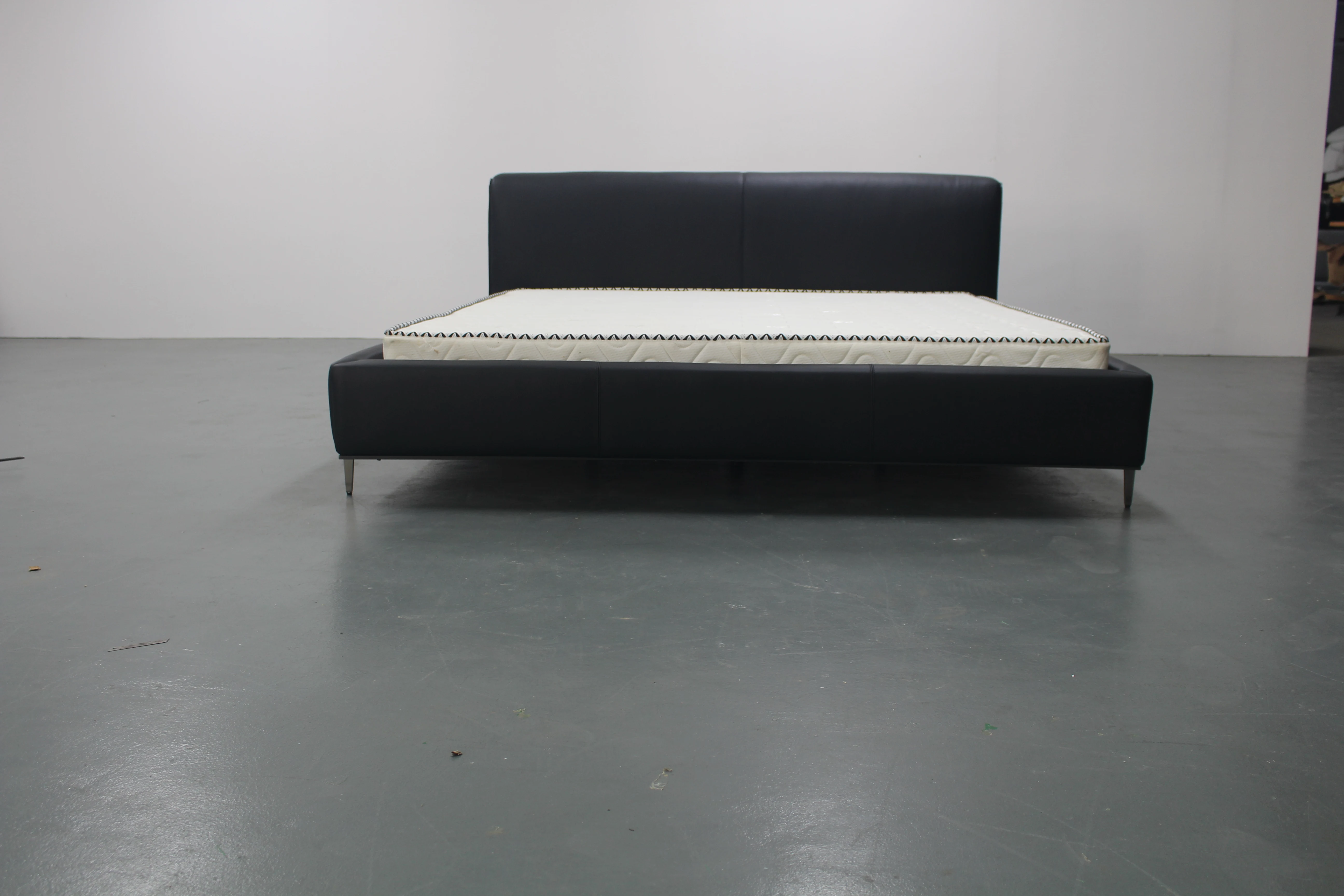 China Factory Italian Style Customized Double Queen King Size Black PU Real Leather Wooden Bed