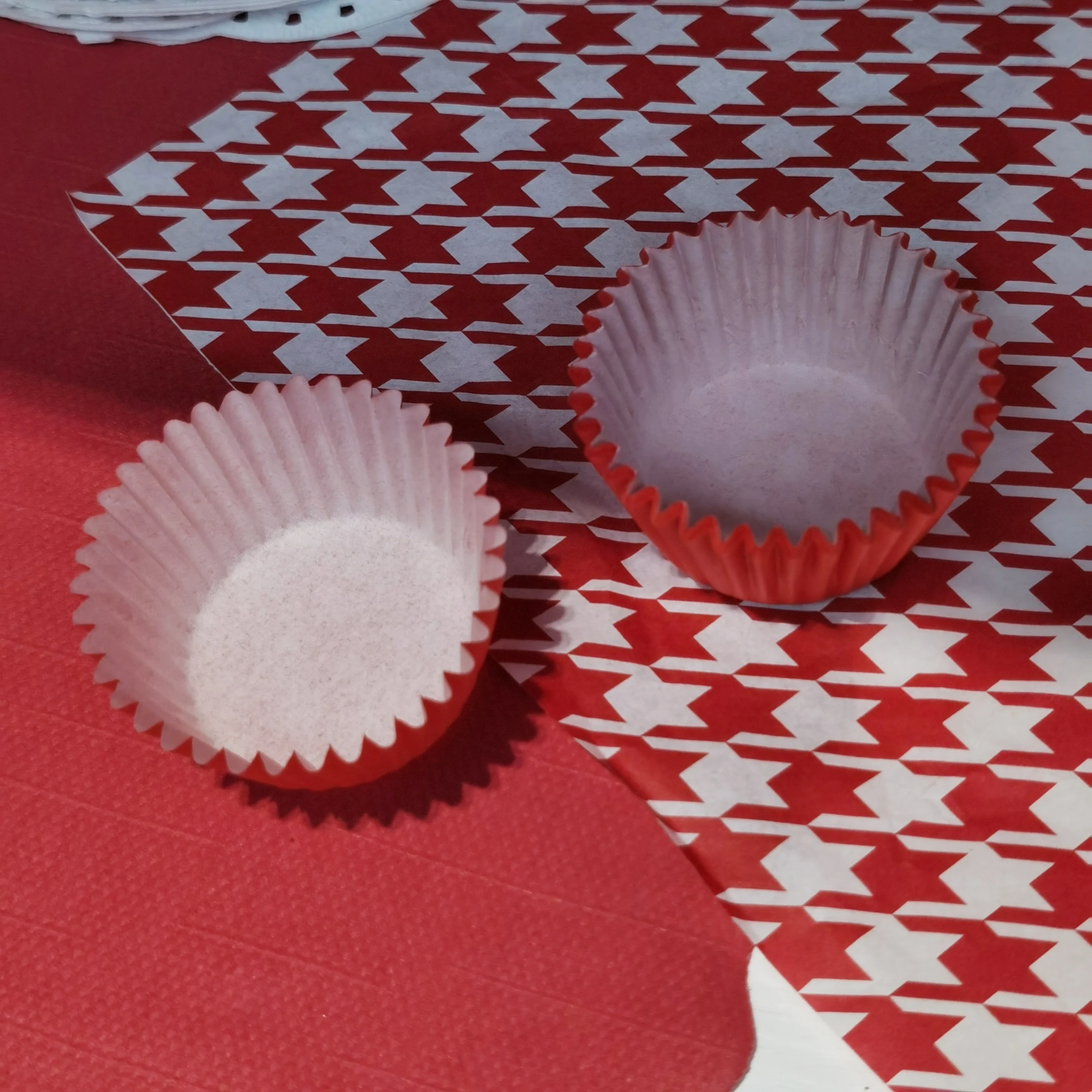 Oil-resistant and non-stick cake cups Easy to take off the cake Beautiful printing cake cups