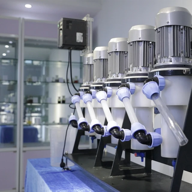 Solvent extraction method: method for recovering metals from ore laboratory centrifugal extractor