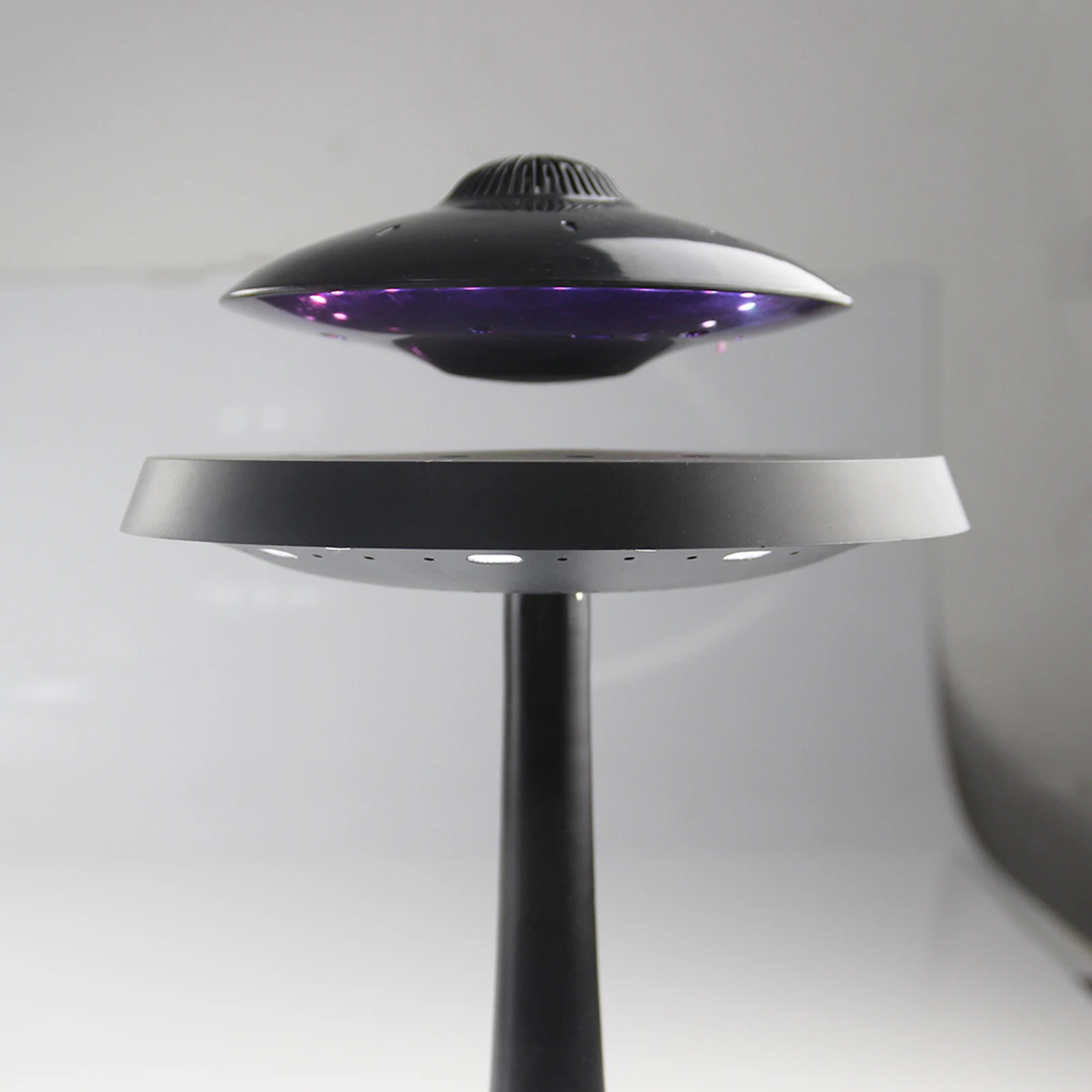 Левитирующий динамик Магнитный Плавающий UFO с RGB-цветными ночными огнями музыкальный плеер плавающий настольная лампа