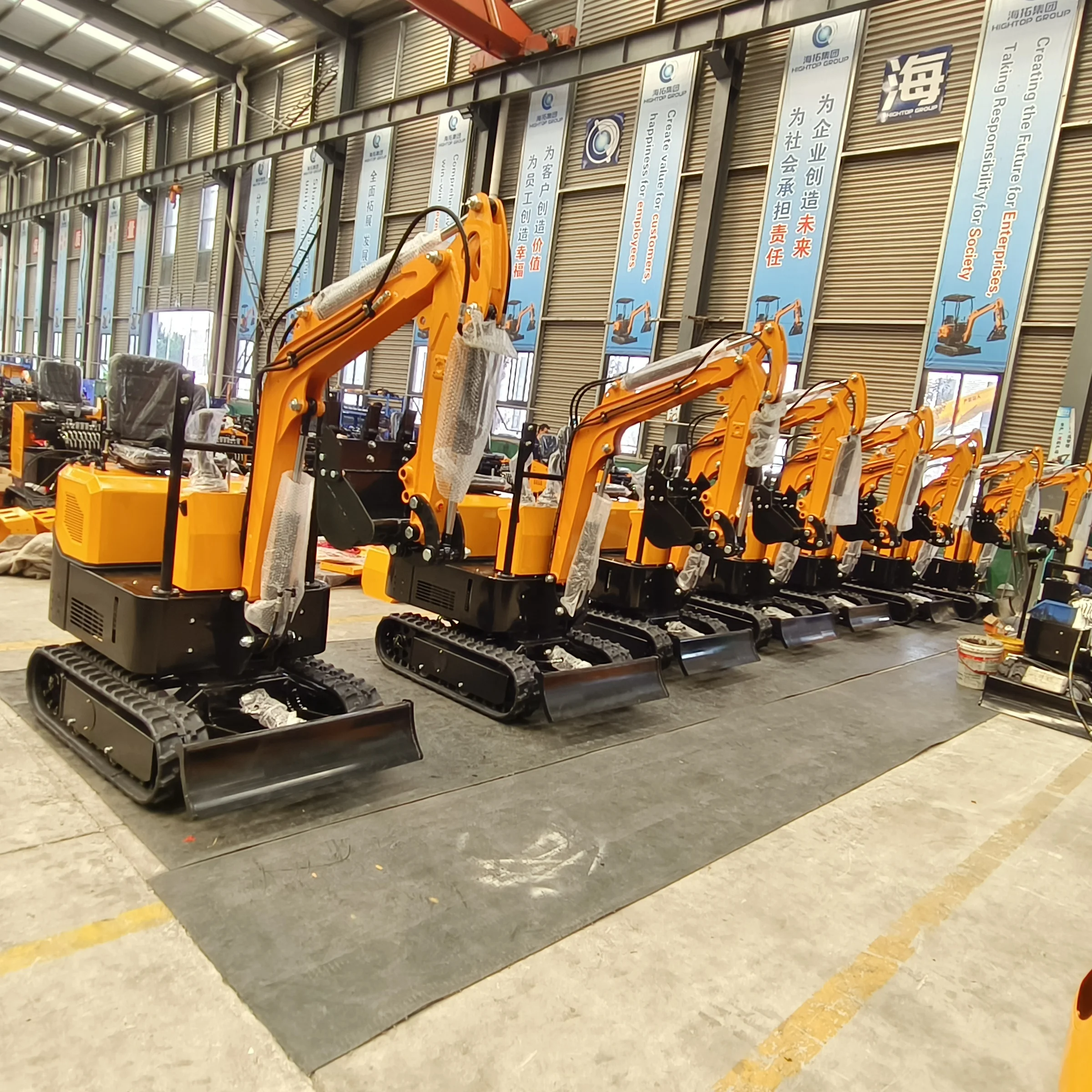 Hightop 1000kg 1T HT10C Diesel Engine Mini Crawer Excavator Small Digger Bagger Machine with Hydraulic Pilot Joystick Operation