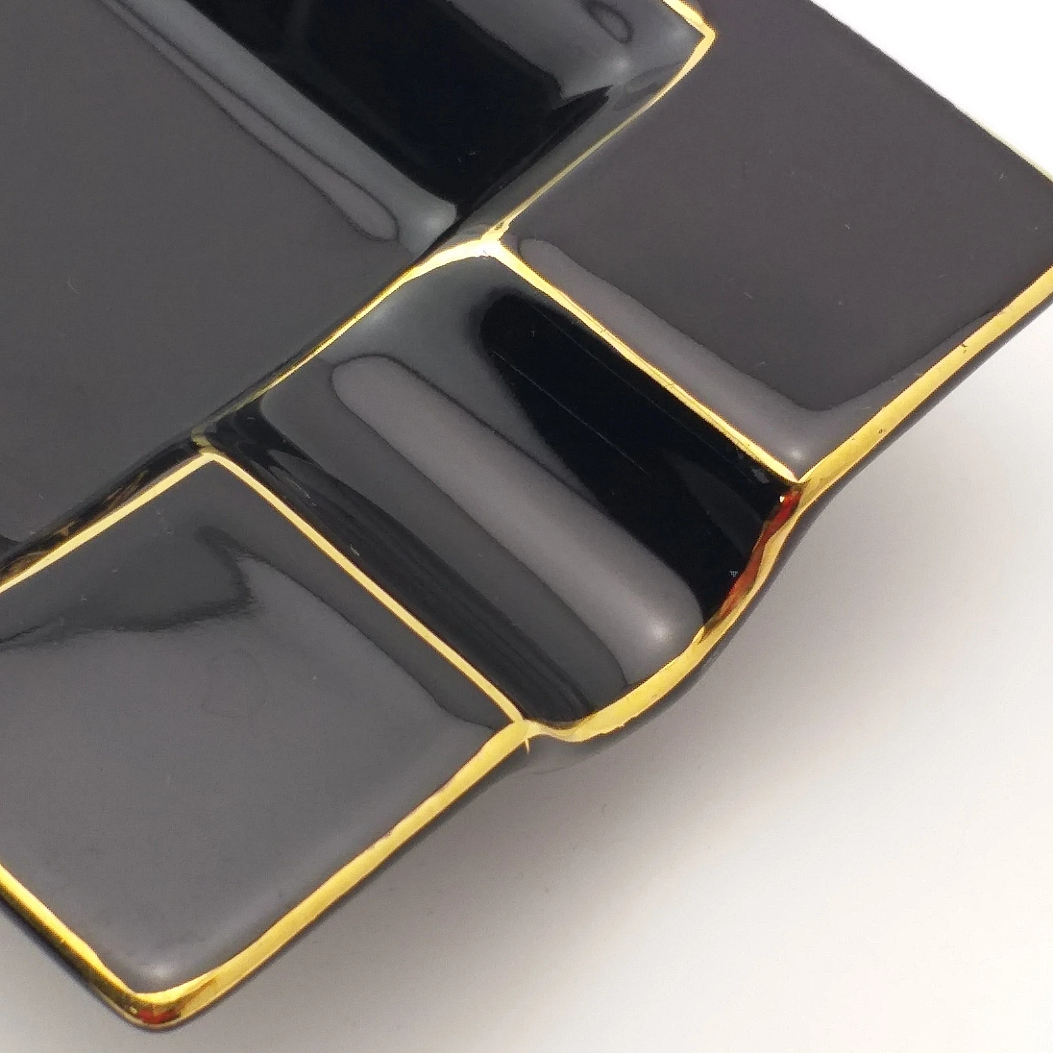 
Best selling black ceramic ashtray with golden edge with one rest with customized logo for sale 