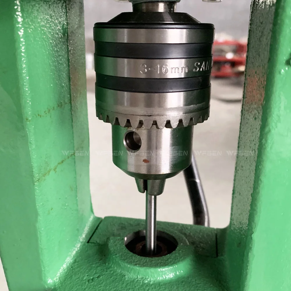 Станок для резки отверстий в деревянной двери