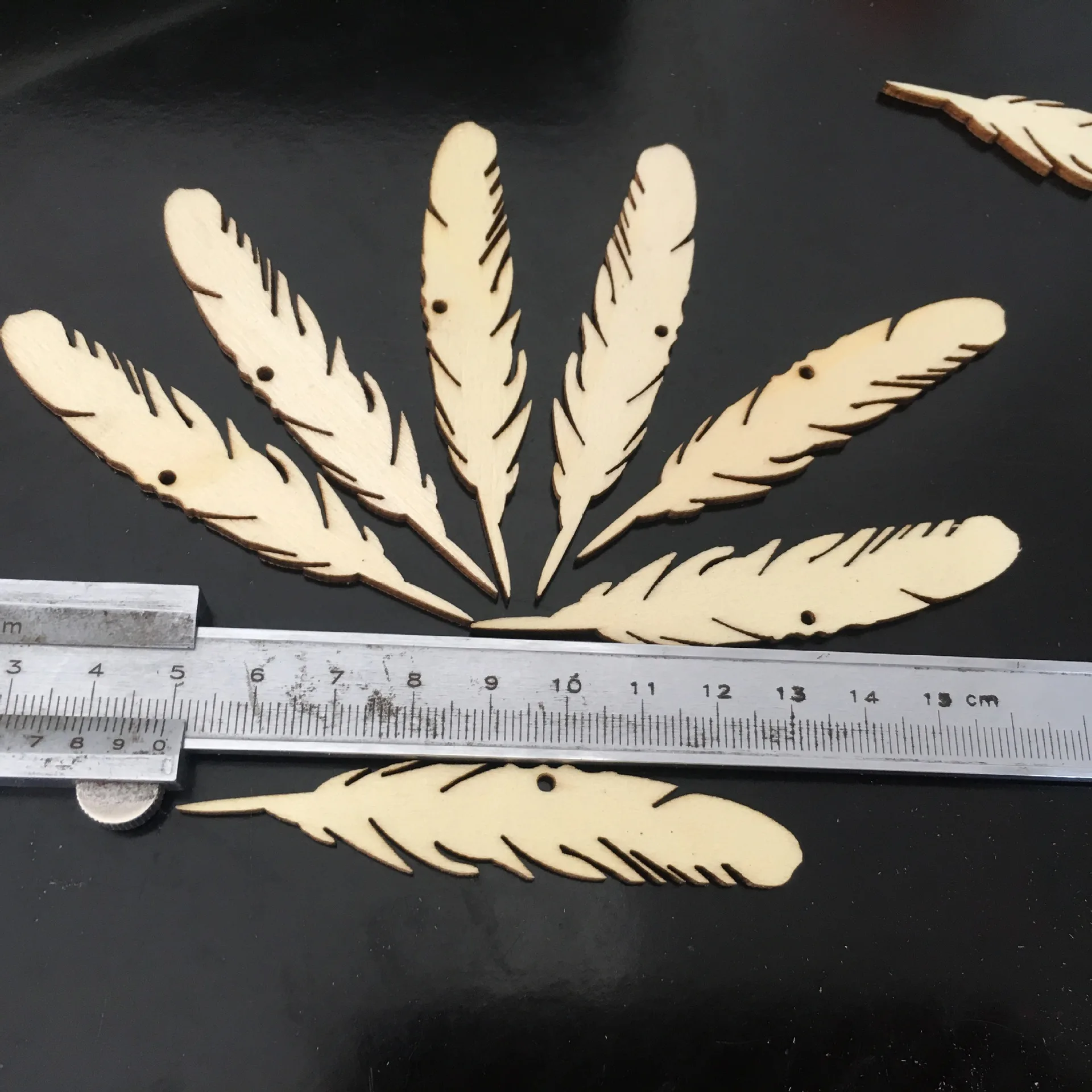 Feather Wood Crafts DIY Blank Pine Wood Slices Religious Style for Wall Wedding & Party Room Decoration with Mascot Theme