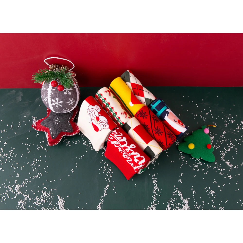 promotional cheap modern women crew festive bear 4 pairs in gift box women winter cute 2021 wholesale christmas socks set