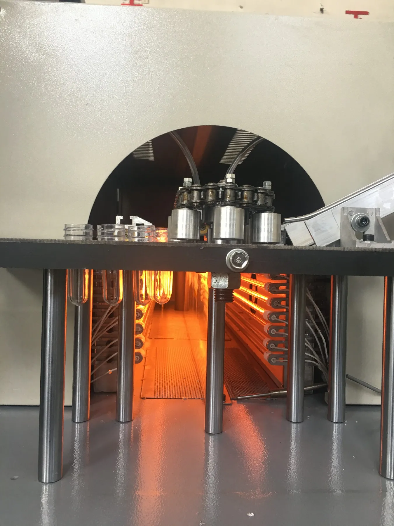 4cavity semi automatic PET bottle blowing machine price with preform autoloader