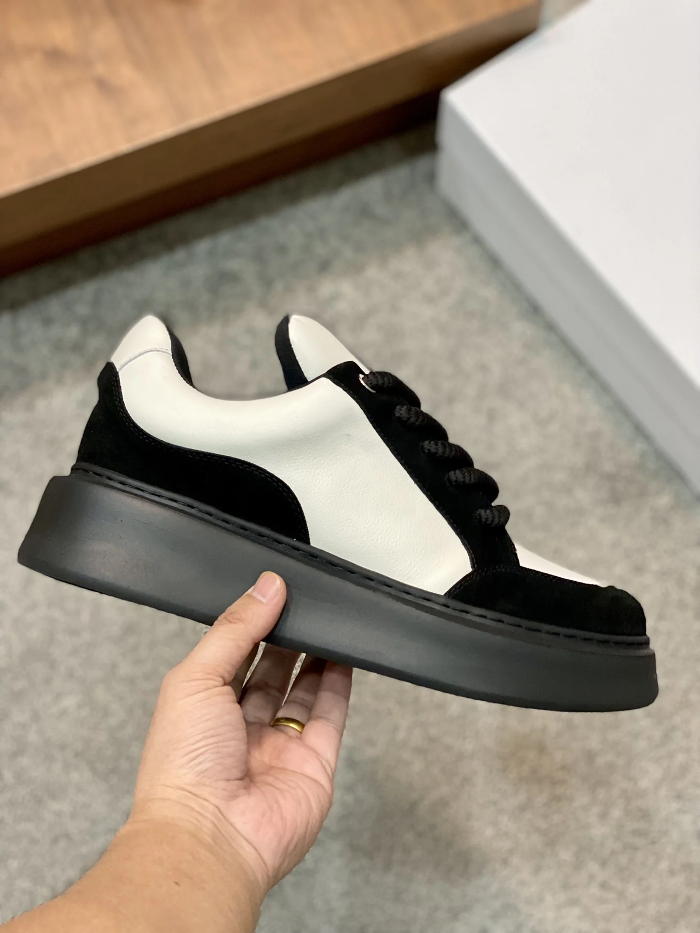 Custom walking style shoes Low-Top Sneakers Buffed Calfskin Sneakers For Men Genuine Leather Cap Toe Sneakers