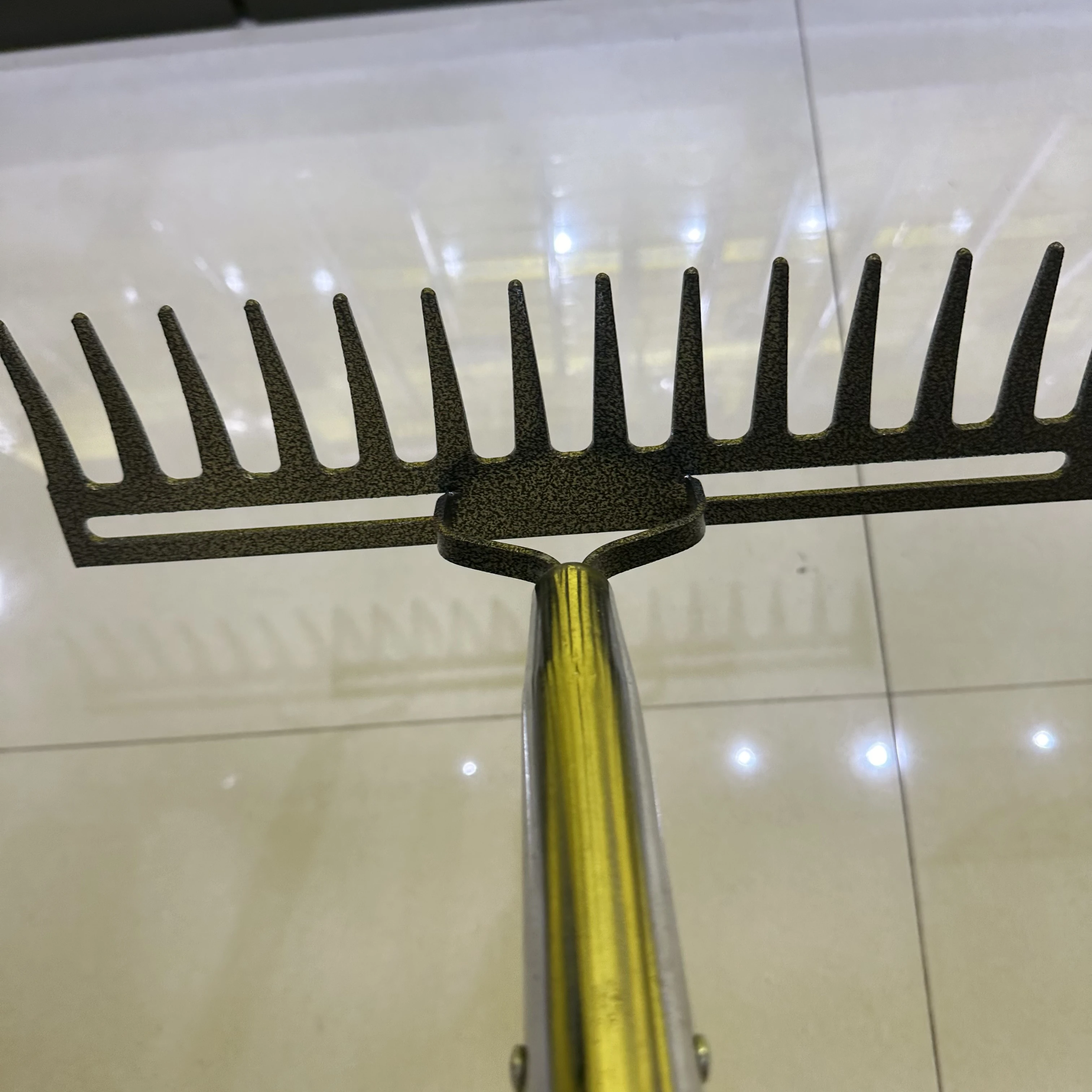 China Factory  hot product leaf grabber rake lawn leveling garden tool weeding rake with long handle
