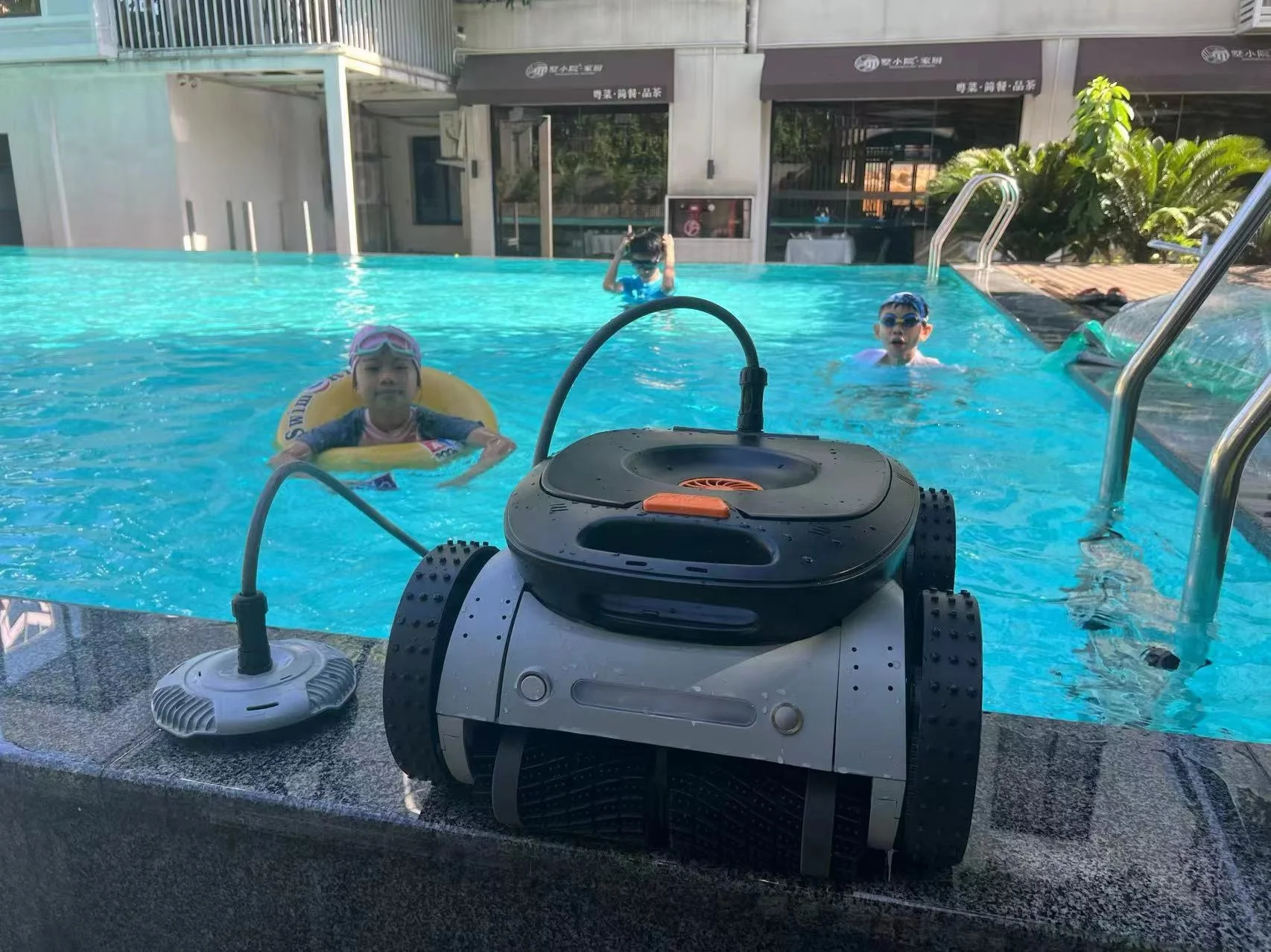 Smart automatic cordless swimming pool cleaning robot customized climb wall pool vacuum skimmer robot cleaner with logo
