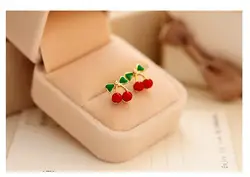 Детские позолоченные серьги-гвоздики в виде вишни с винтовой застежкой и красной эмалью