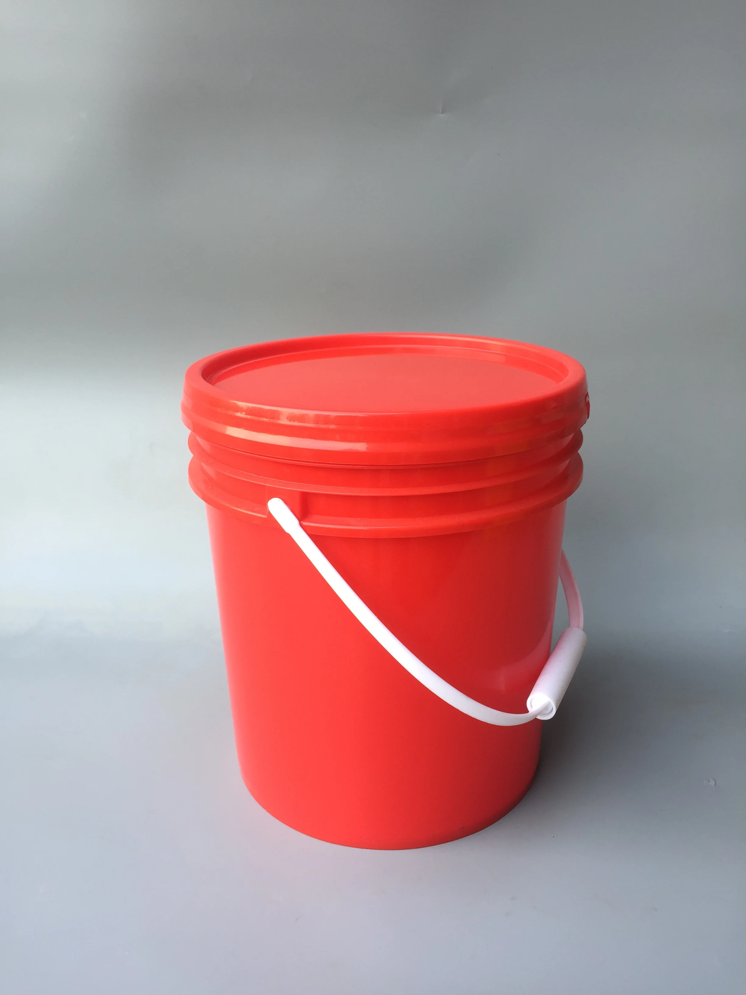 factory price 15L PP food grade round Lubricating oil drum plastic bucket with lid