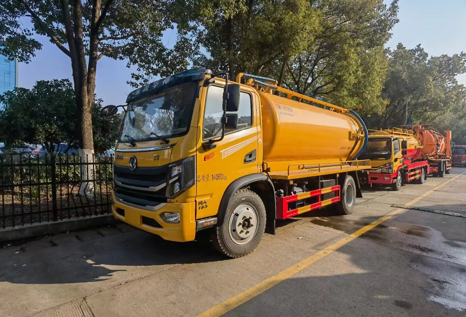 Dongfeng Brand Manual Transmission Sewage Suction Truck 4x2 Drive Diesel Fuel for Road Cleaning