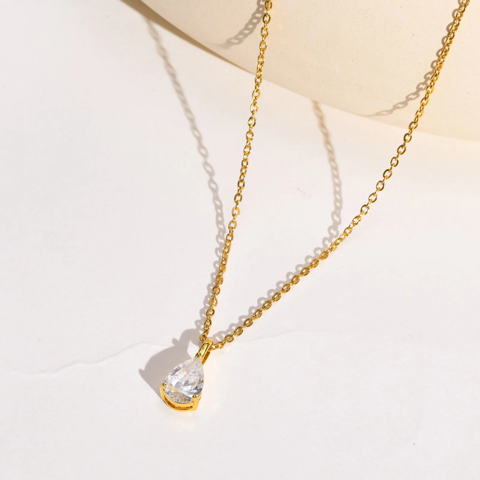 Cheap Wholesale hot selling stainless steel electroplated 18K gold chain crystal pendant necklace for women