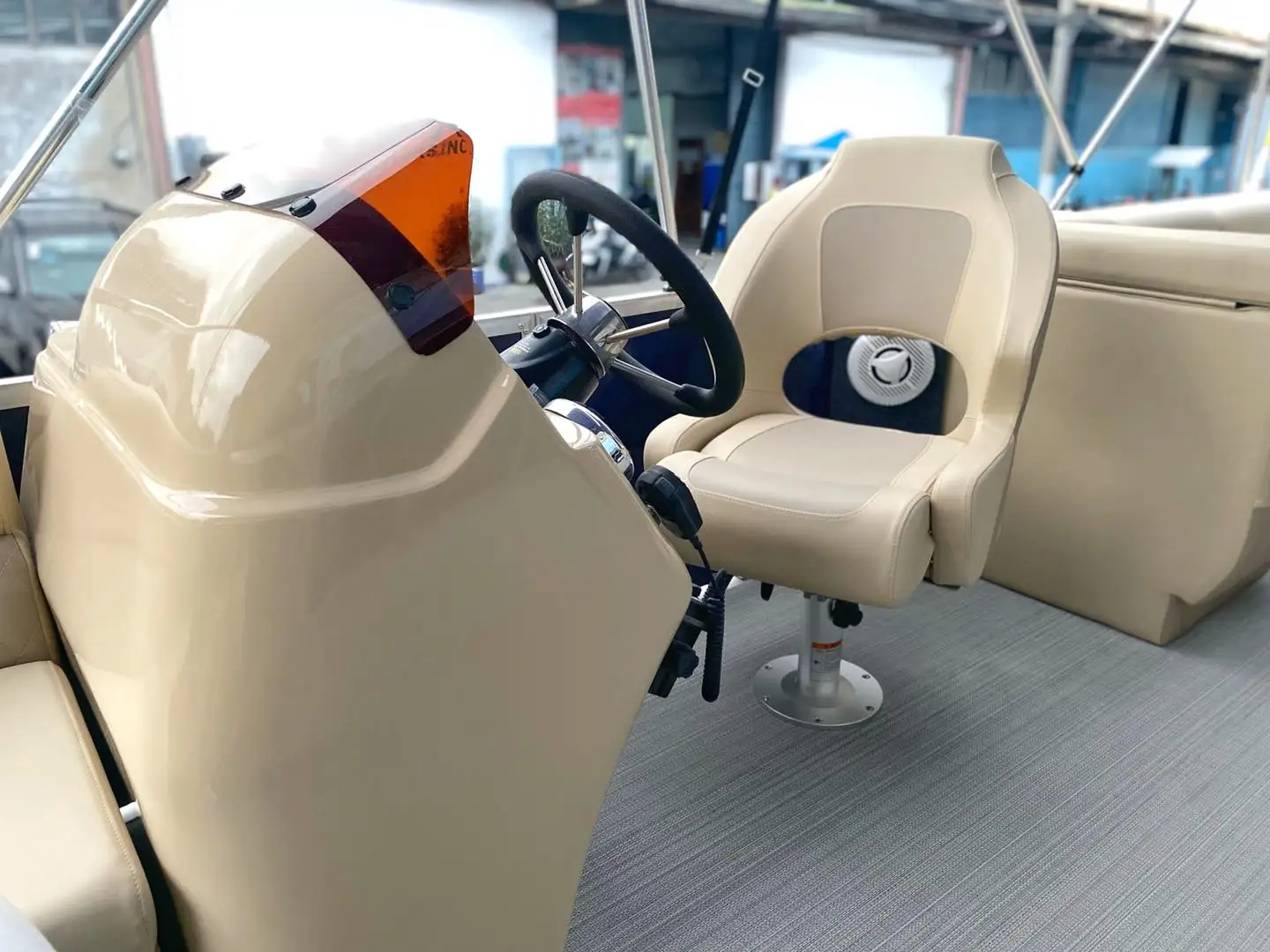 Ultra Lounger Allsea 23FT Tritoon с центральным местом хранения и сиденьями спортивными