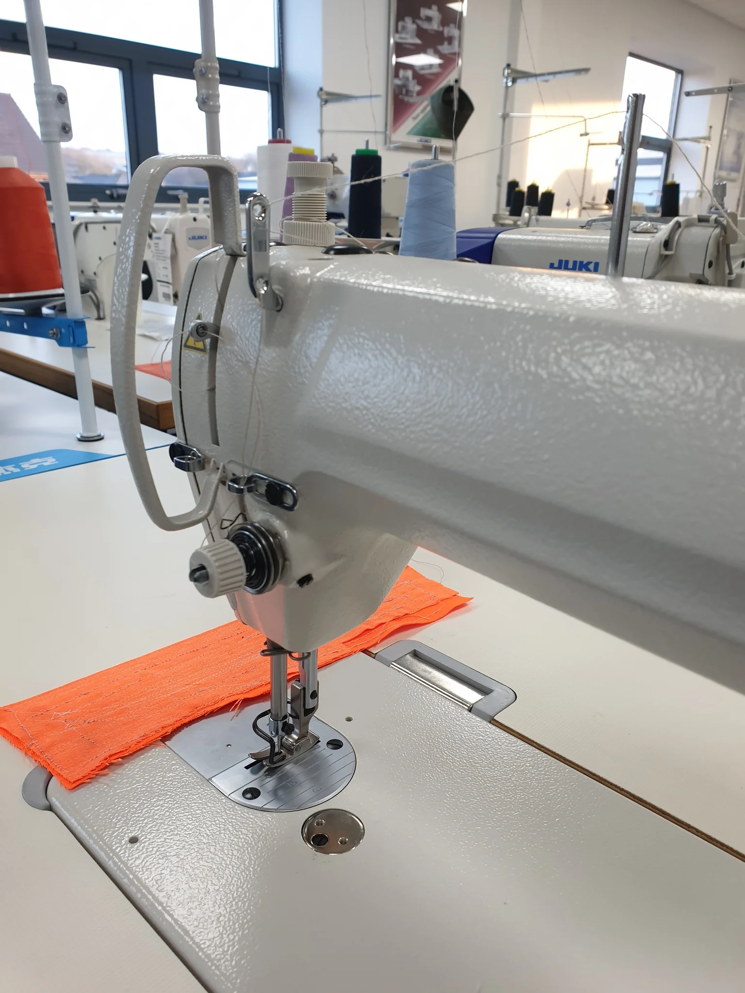 Fresh Clear Good Conditional Used Jukis 8100E Lockstitch Industrial Used Sewing Machine