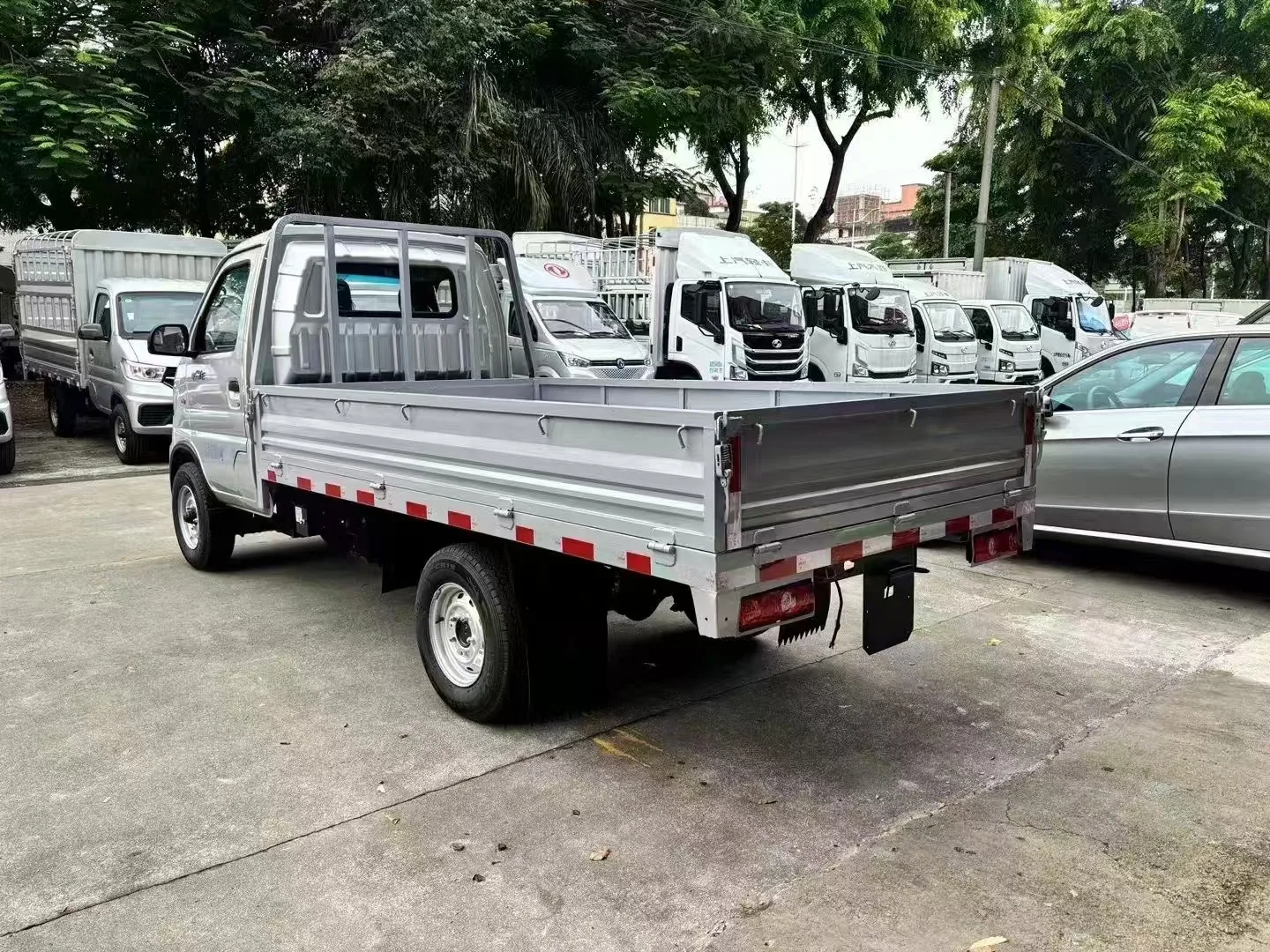 Dongfeng EV80 Mini Electric Truck Single Row Seat 230km Range New Condition Left Flatbed Cargo Tank Rear Camera Small Box Cargo