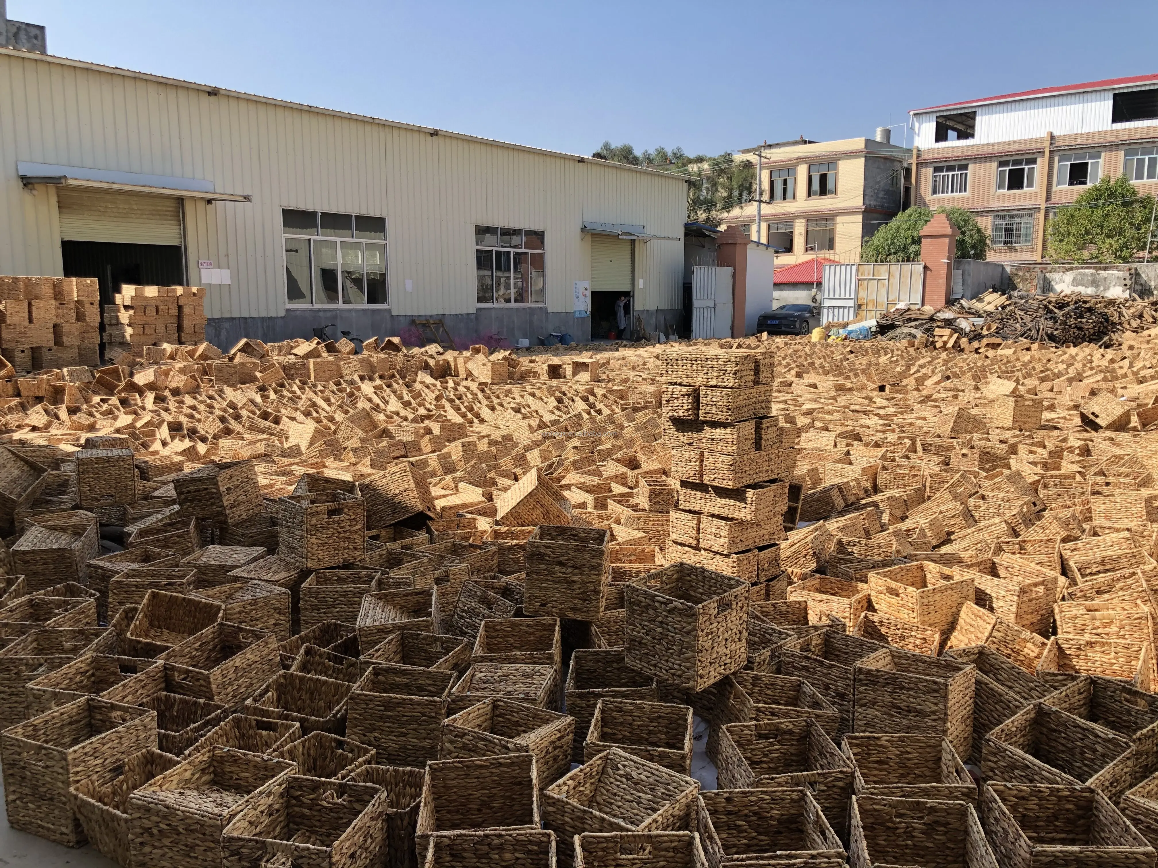 XH Set of 3 Handwoven Natural Water Hyacinth seagrass Square Shape Trays with Handles