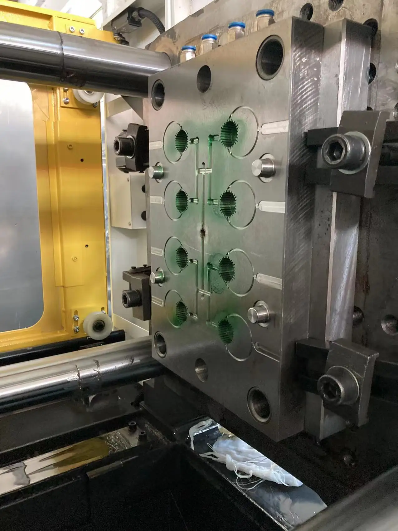 China cheap Capping Machine  Bottle Oil Cap Mould Plastic Injection Mould